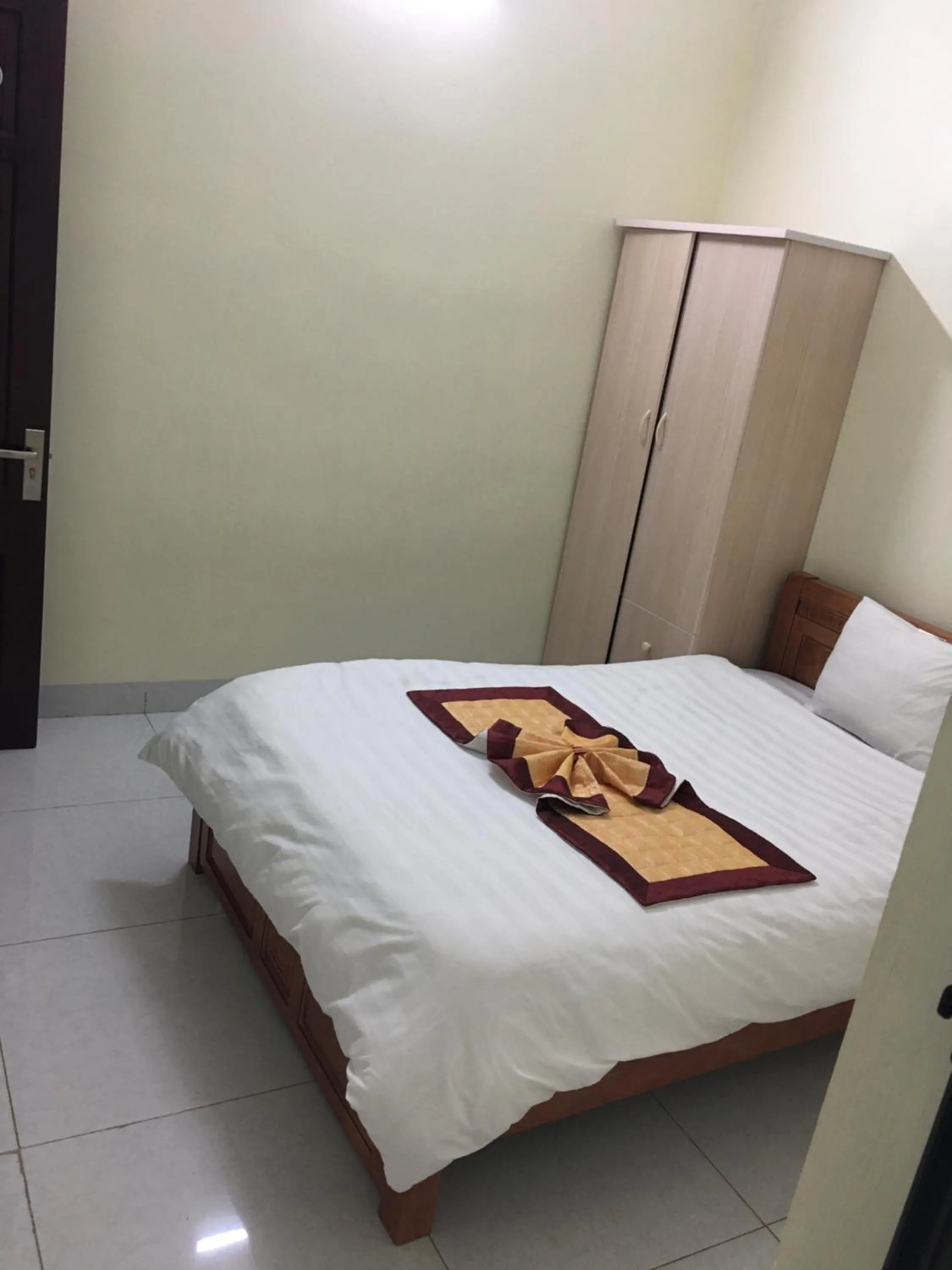 Bed in Duc Thang Guest House (Nhà Nghỉ Đức Thắng)