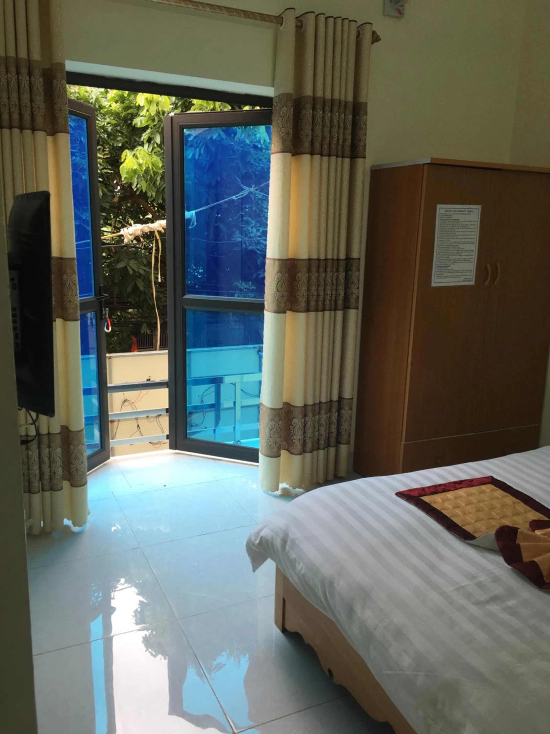 Bed in Duc Thang Guest House (Nhà Nghỉ Đức Thắng)