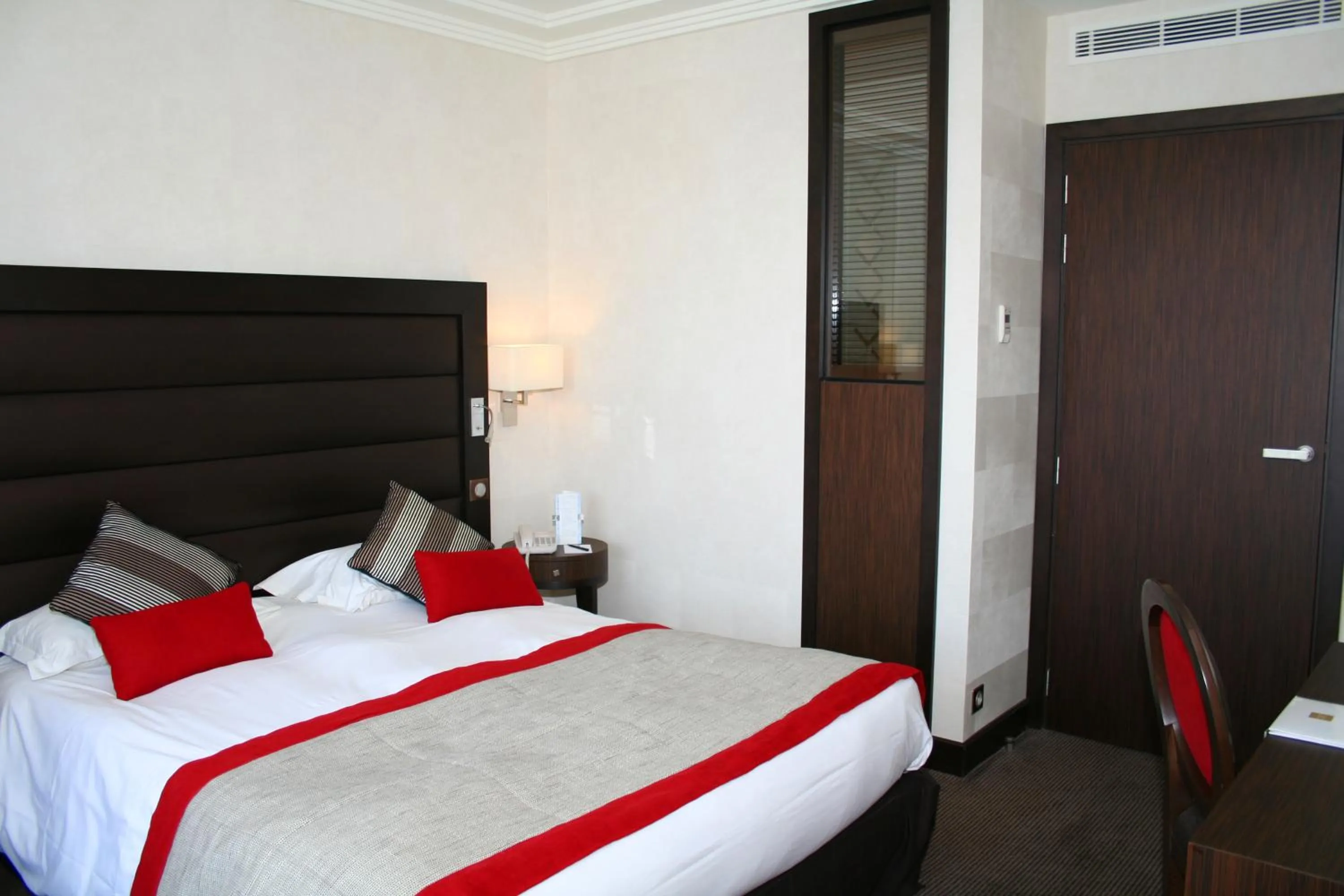 Photo of the whole room, Bed in Grand Hôtel Des Thermes