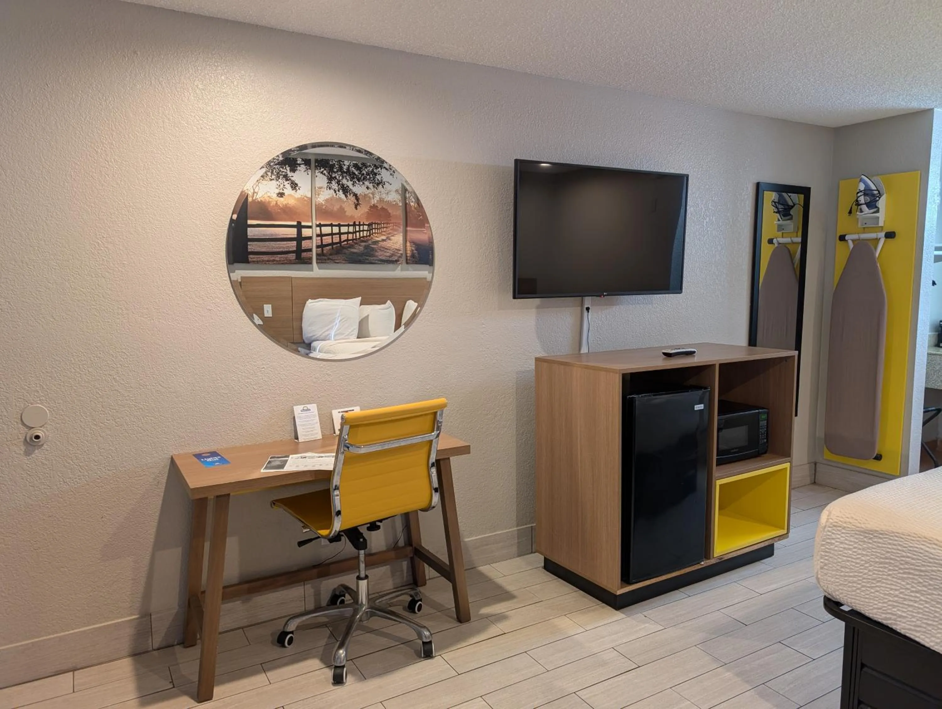 TV and multimedia in Days Inn by Wyndham Arcadia Louisiana