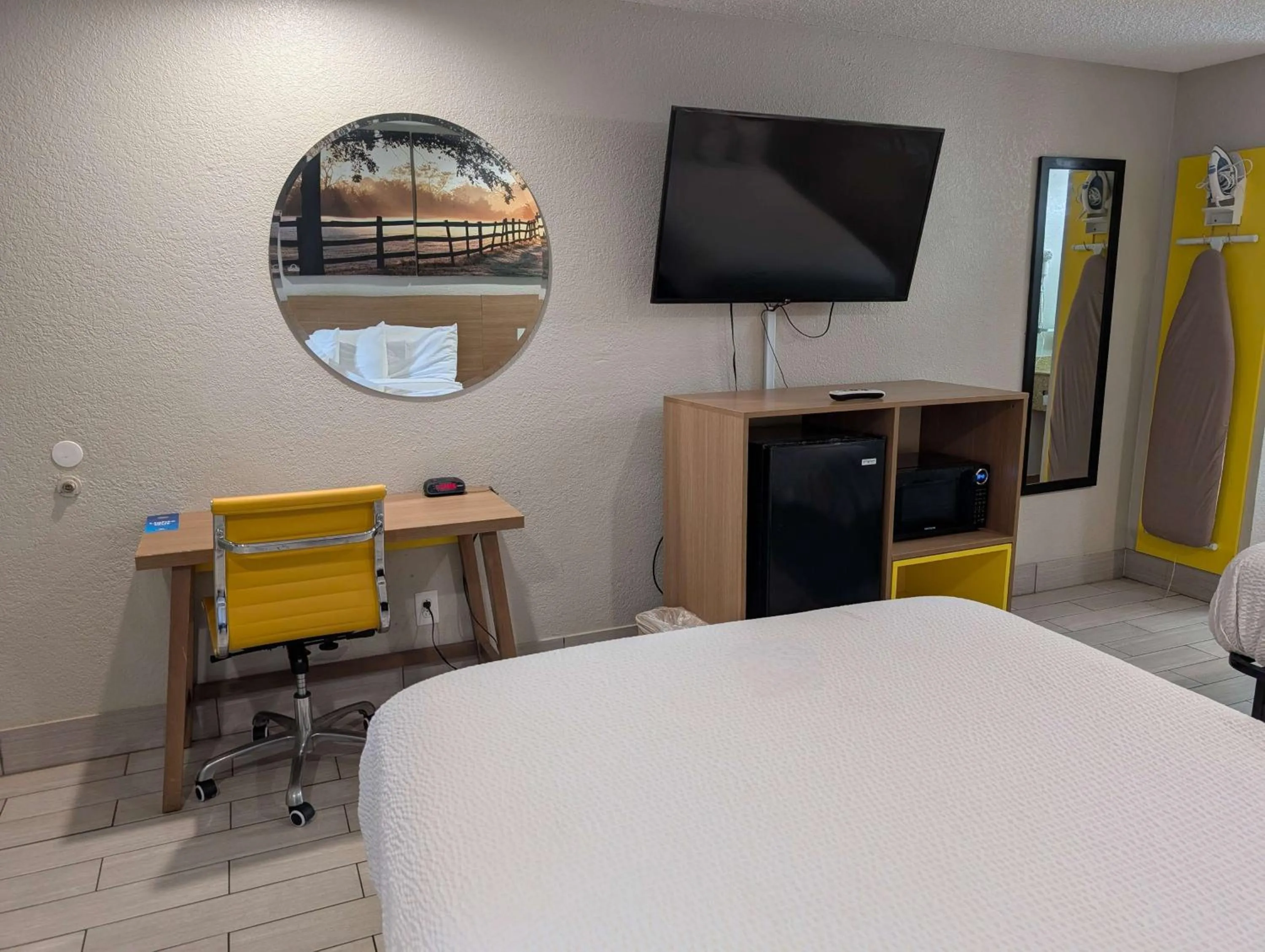 Photo of the whole room, Bed in Days Inn by Wyndham Arcadia Louisiana