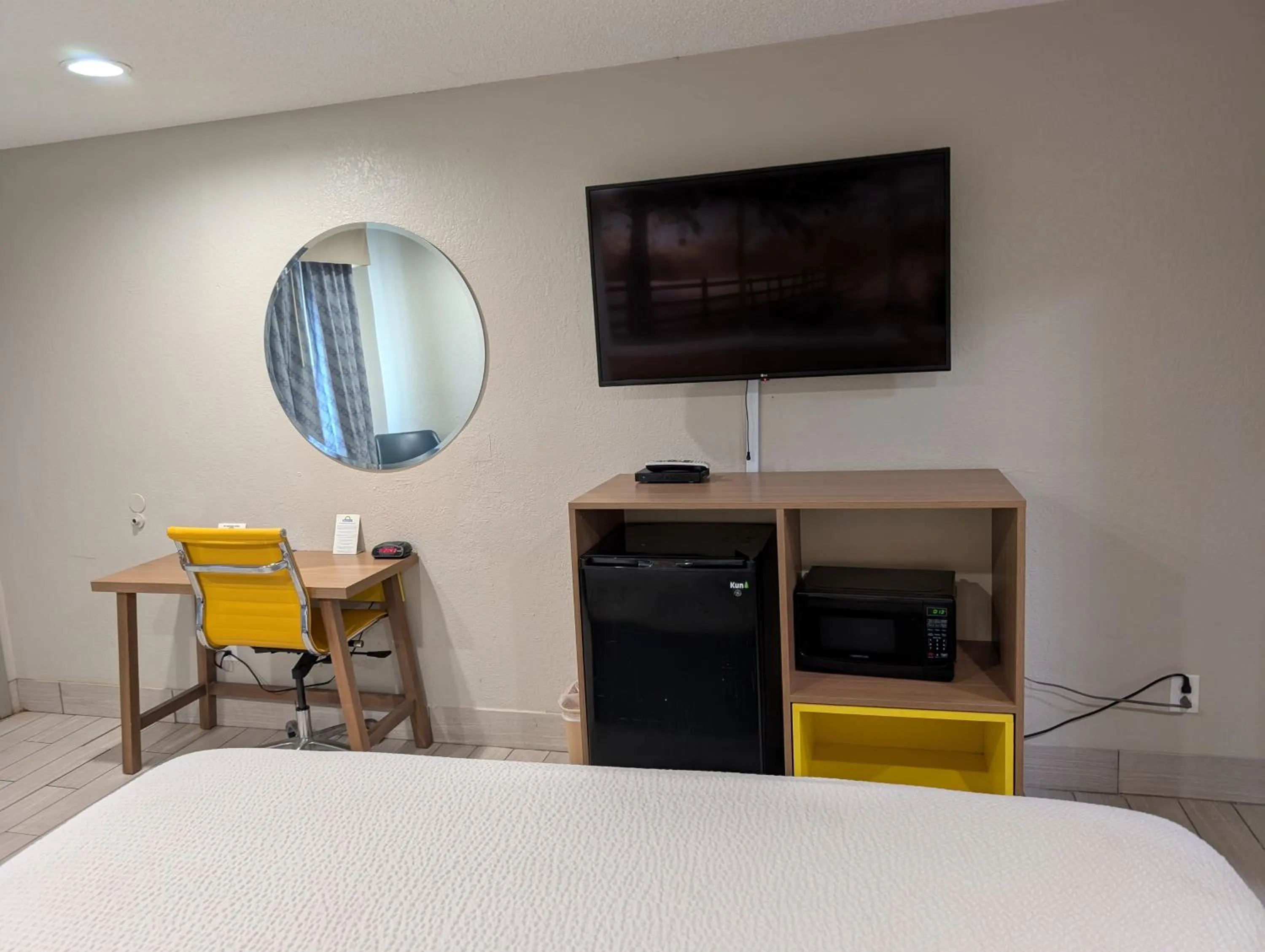 microwave, Bed in Days Inn by Wyndham Arcadia Louisiana