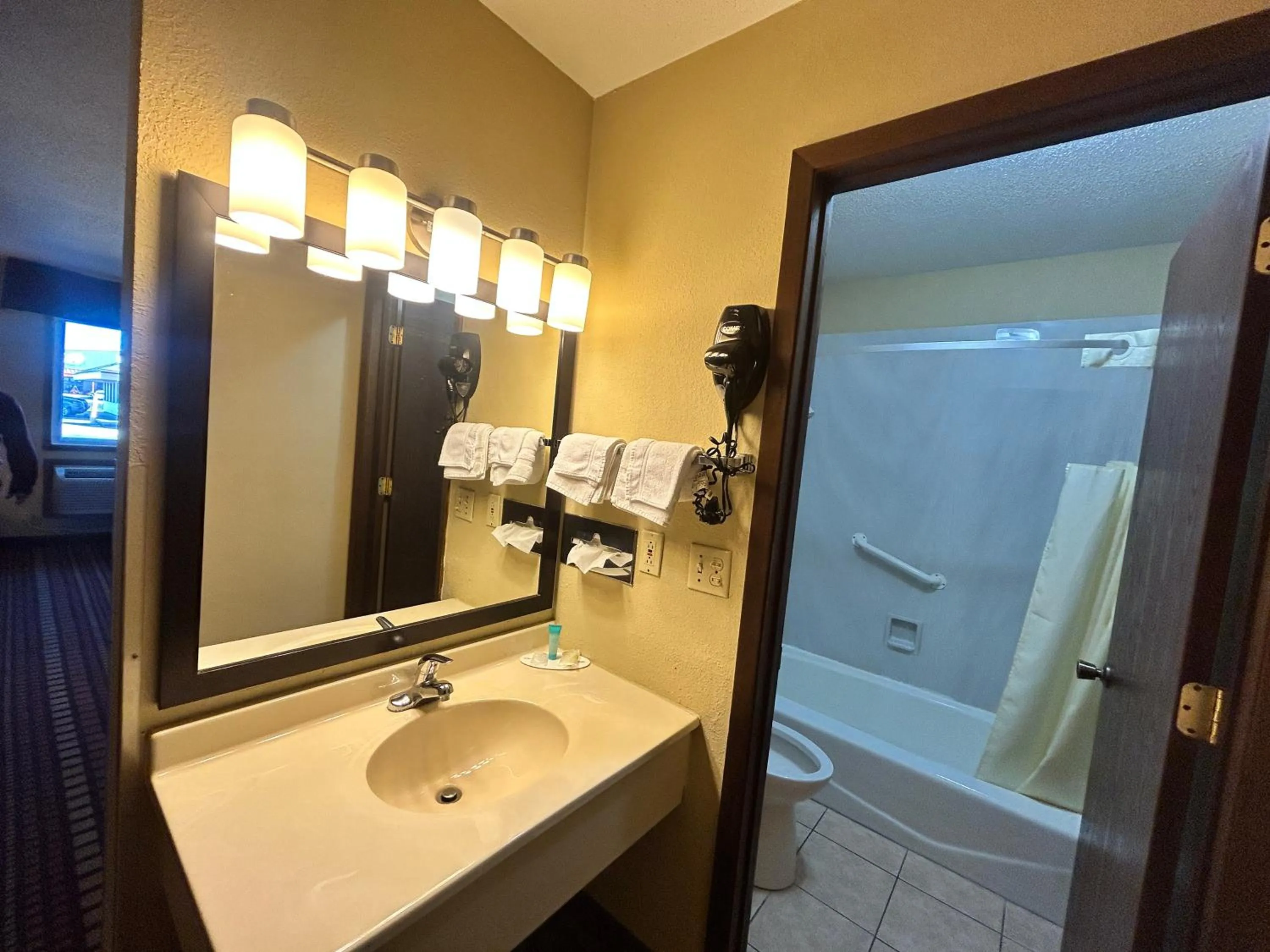 Bathroom in Relax Inn and Suite Adair I 80