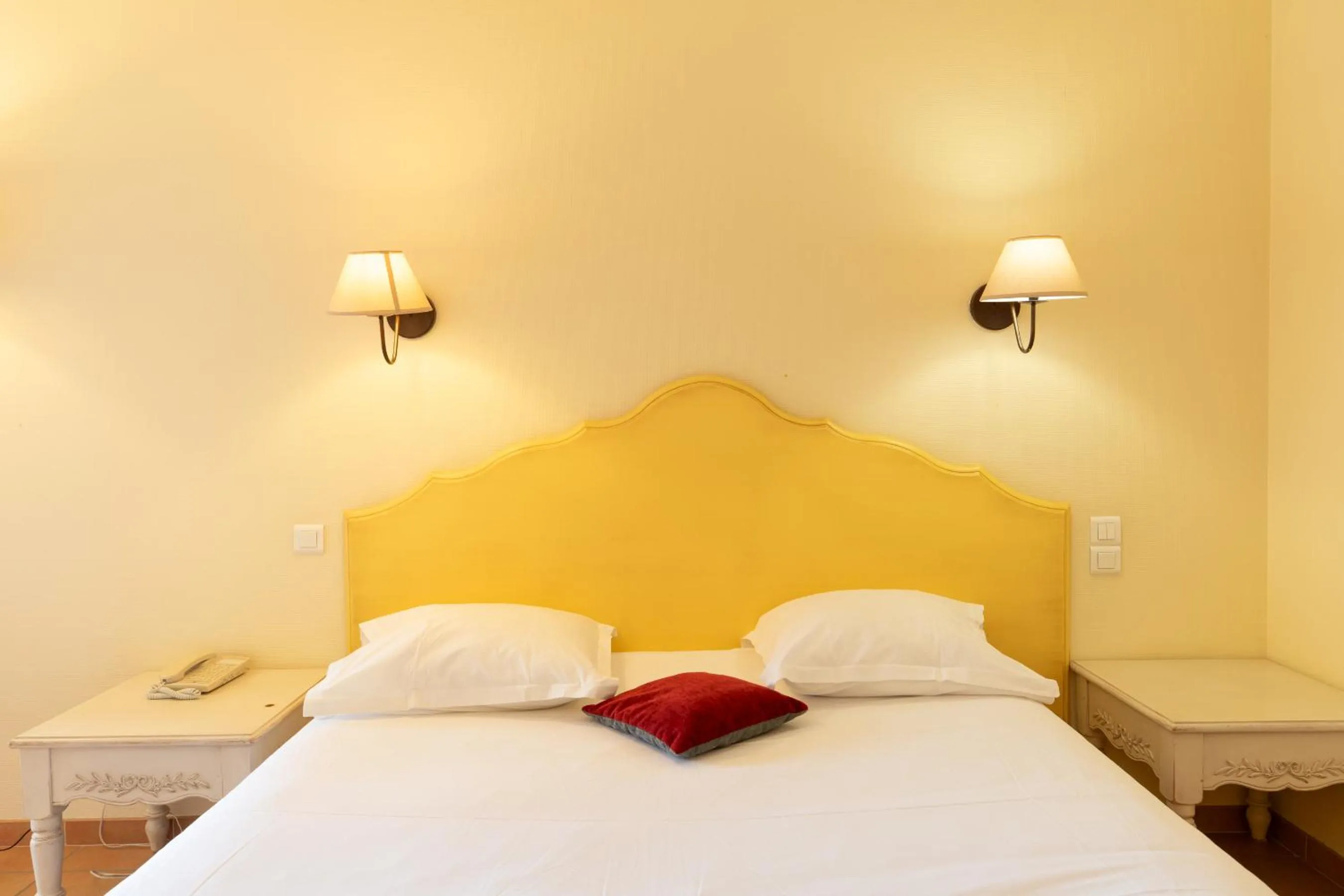 Bed in Golden Tulip Avignon Le Paradou