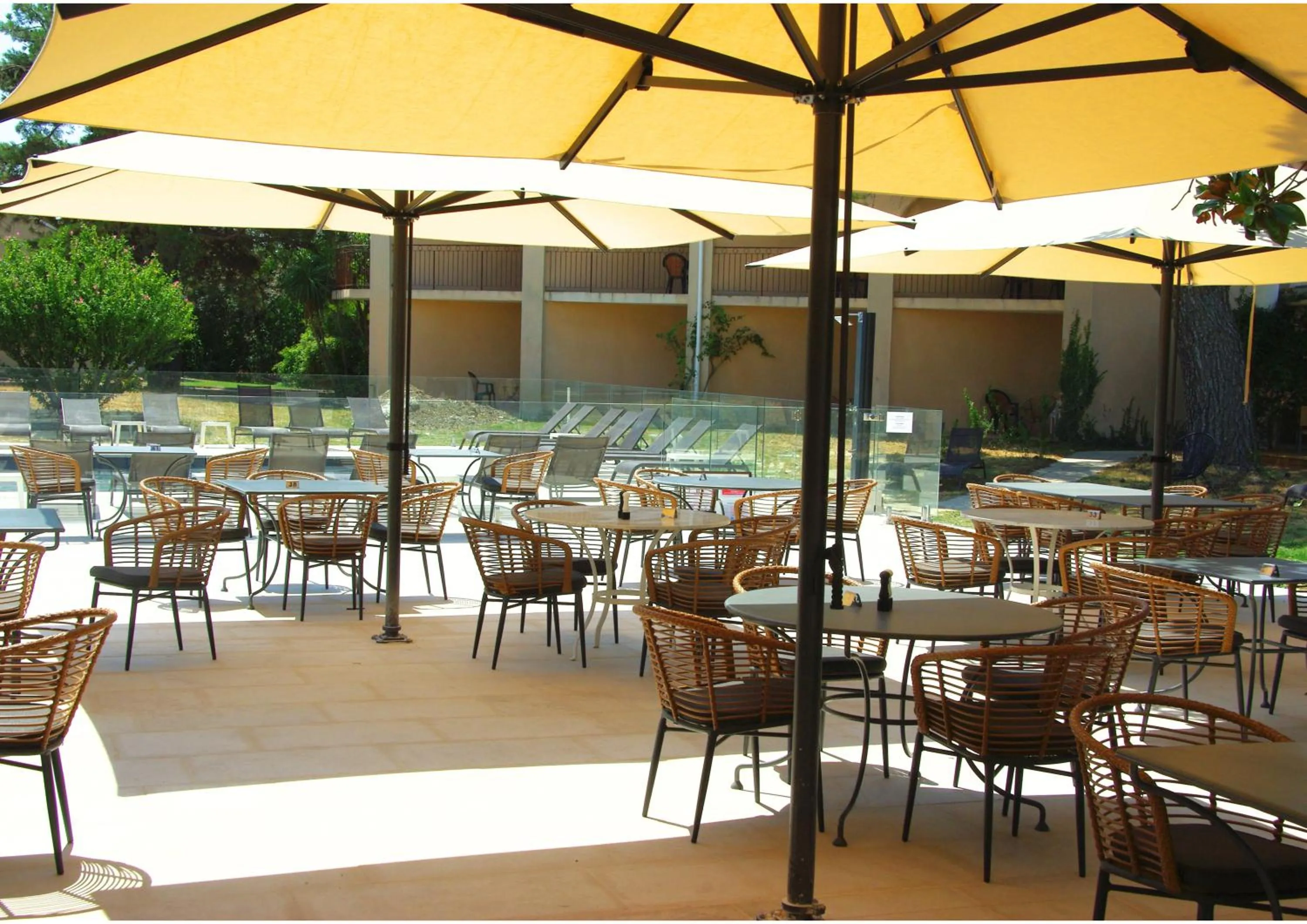 Patio in Golden Tulip Avignon Le Paradou