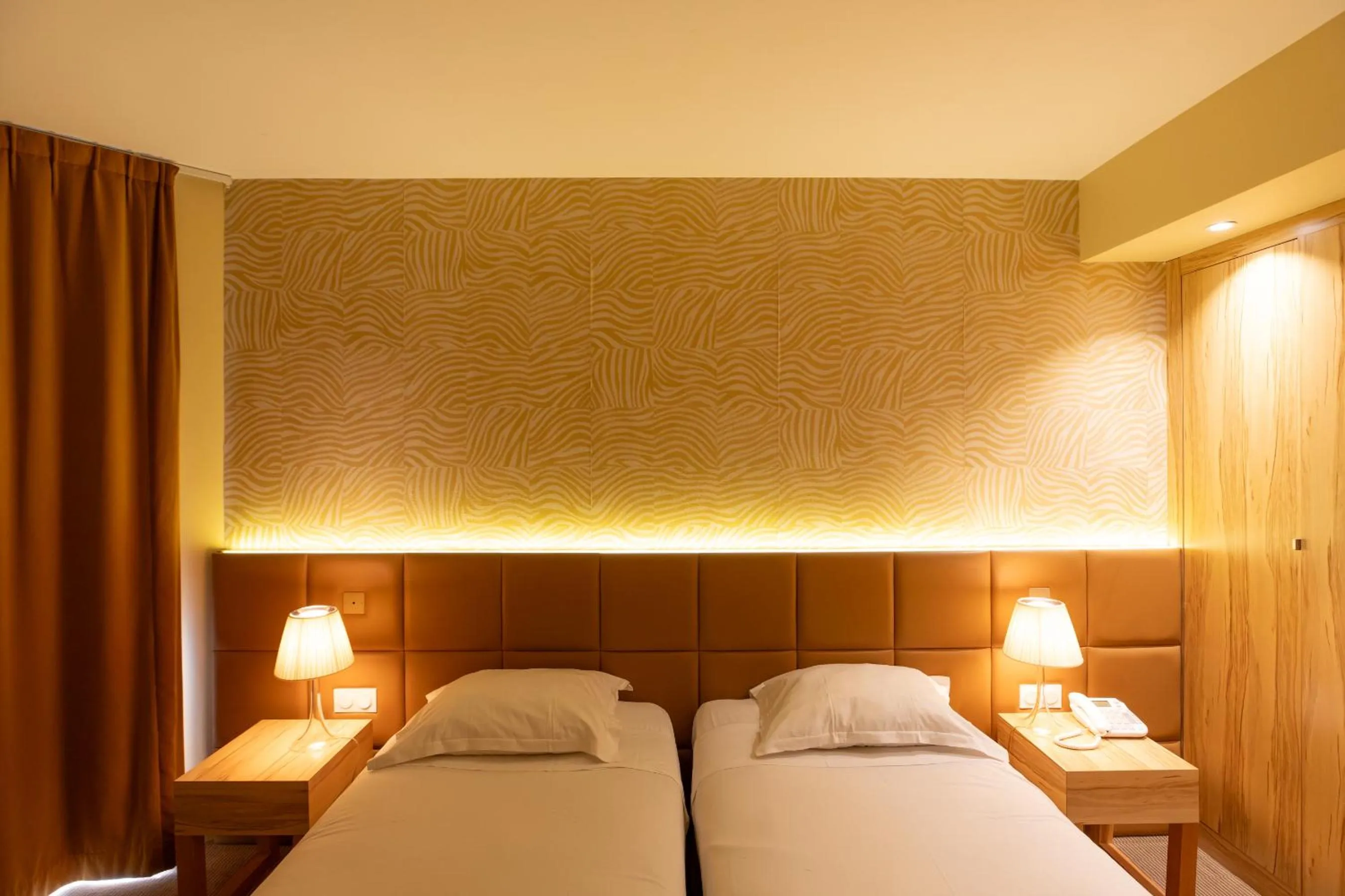 Bed in Golden Tulip Avignon Le Paradou