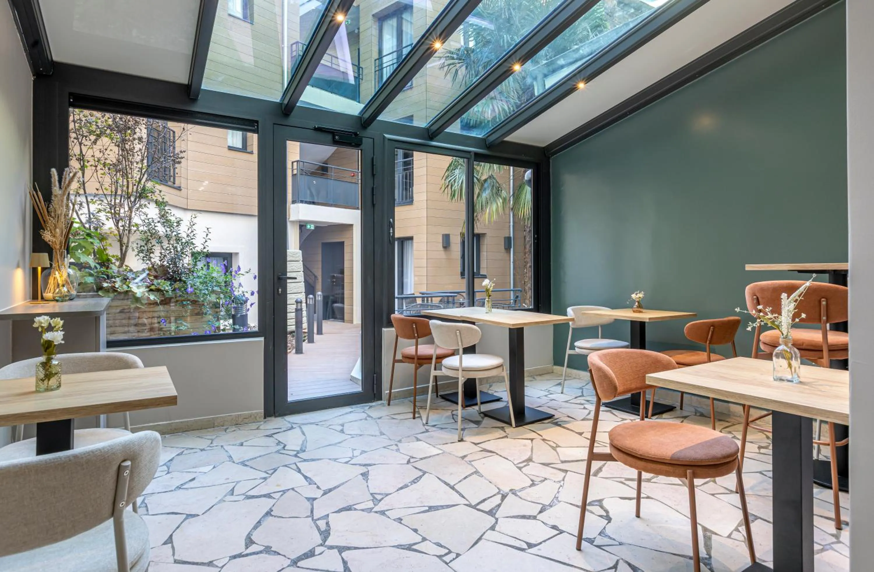 Seating area in Hôtel Montcalm