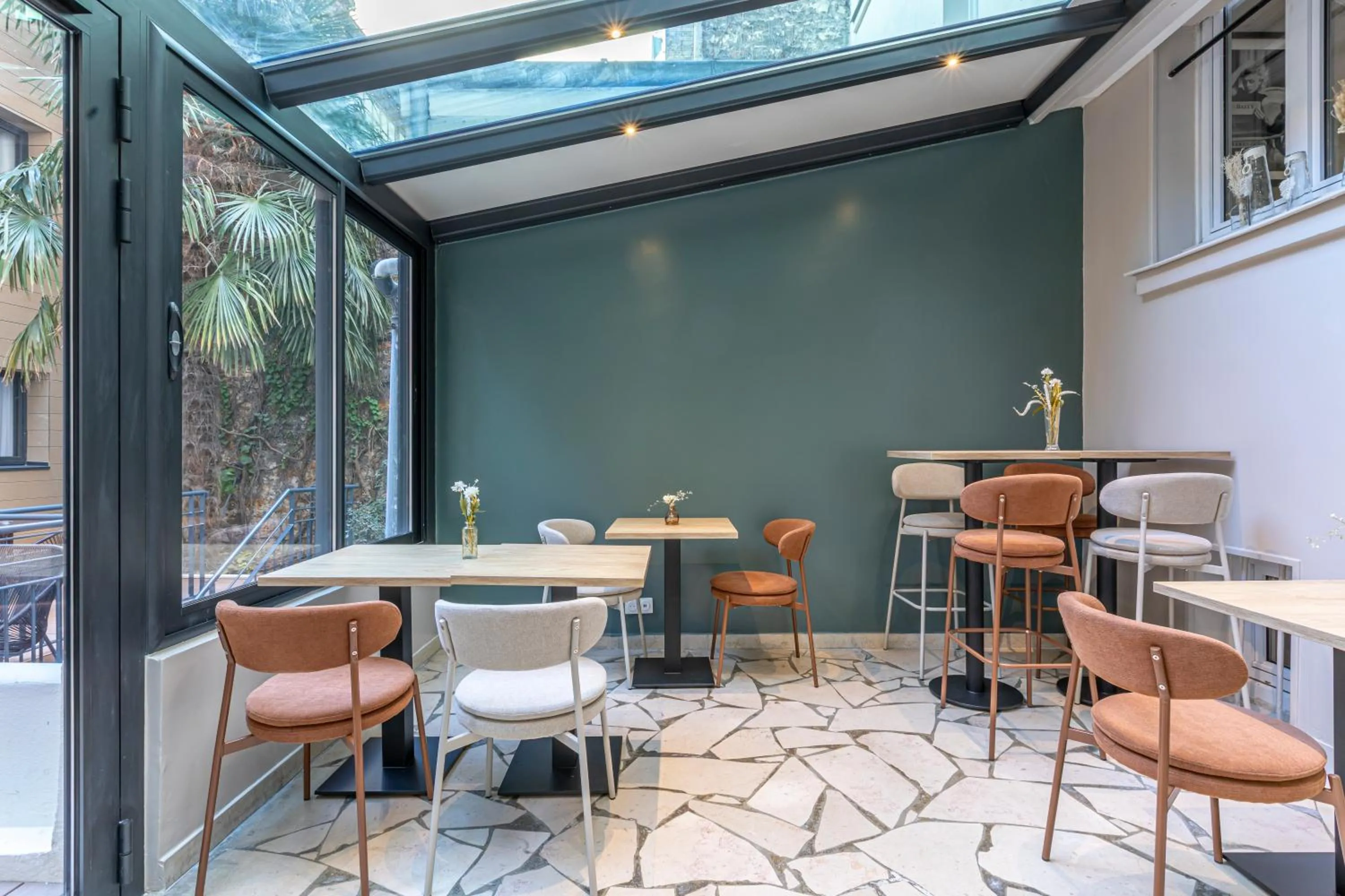 Seating area in Hôtel Montcalm