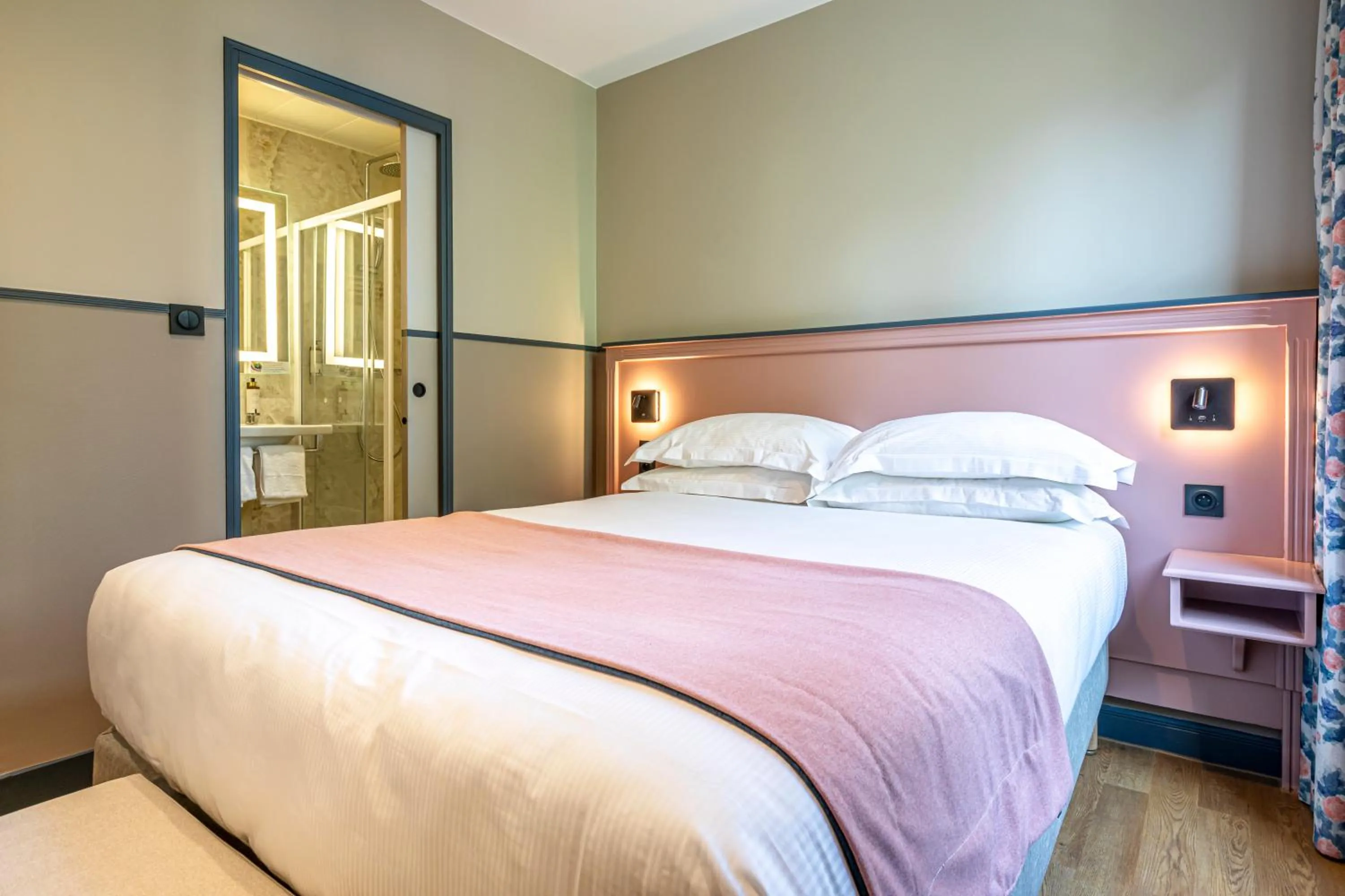 Bedroom, Bed in Hôtel Montcalm