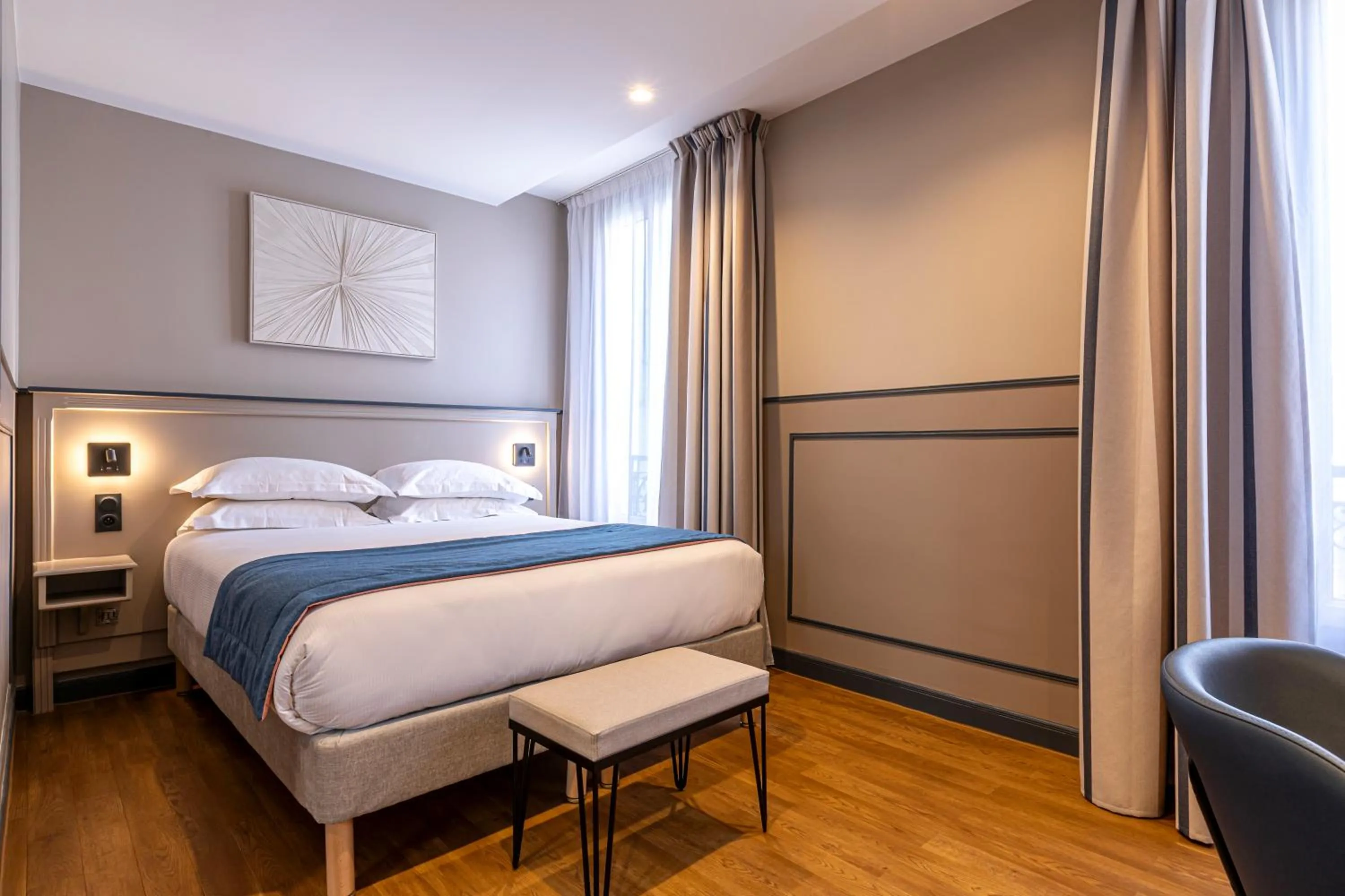 Bedroom, Bed in Hôtel Montcalm