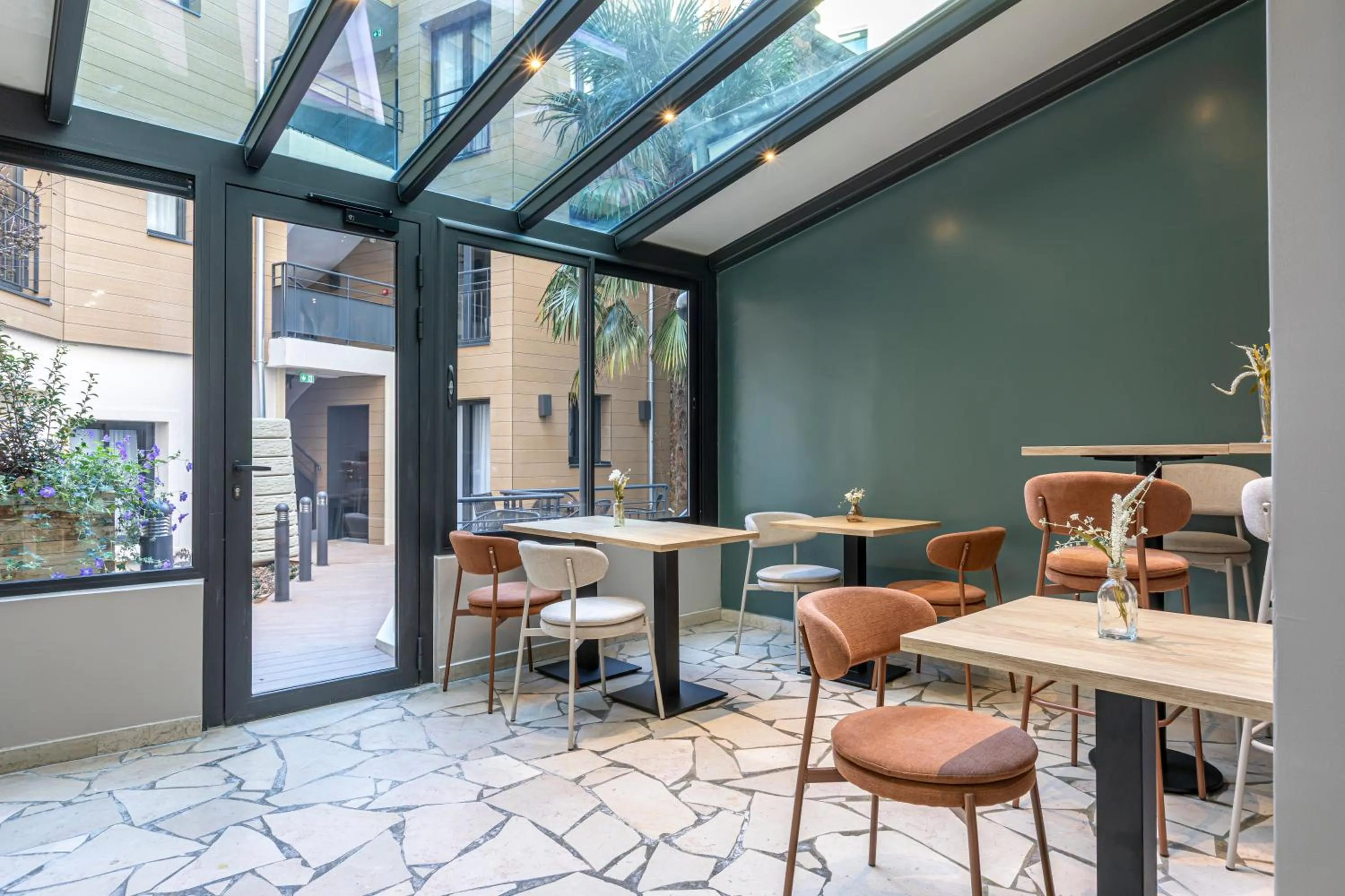 Seating area in Hôtel Montcalm