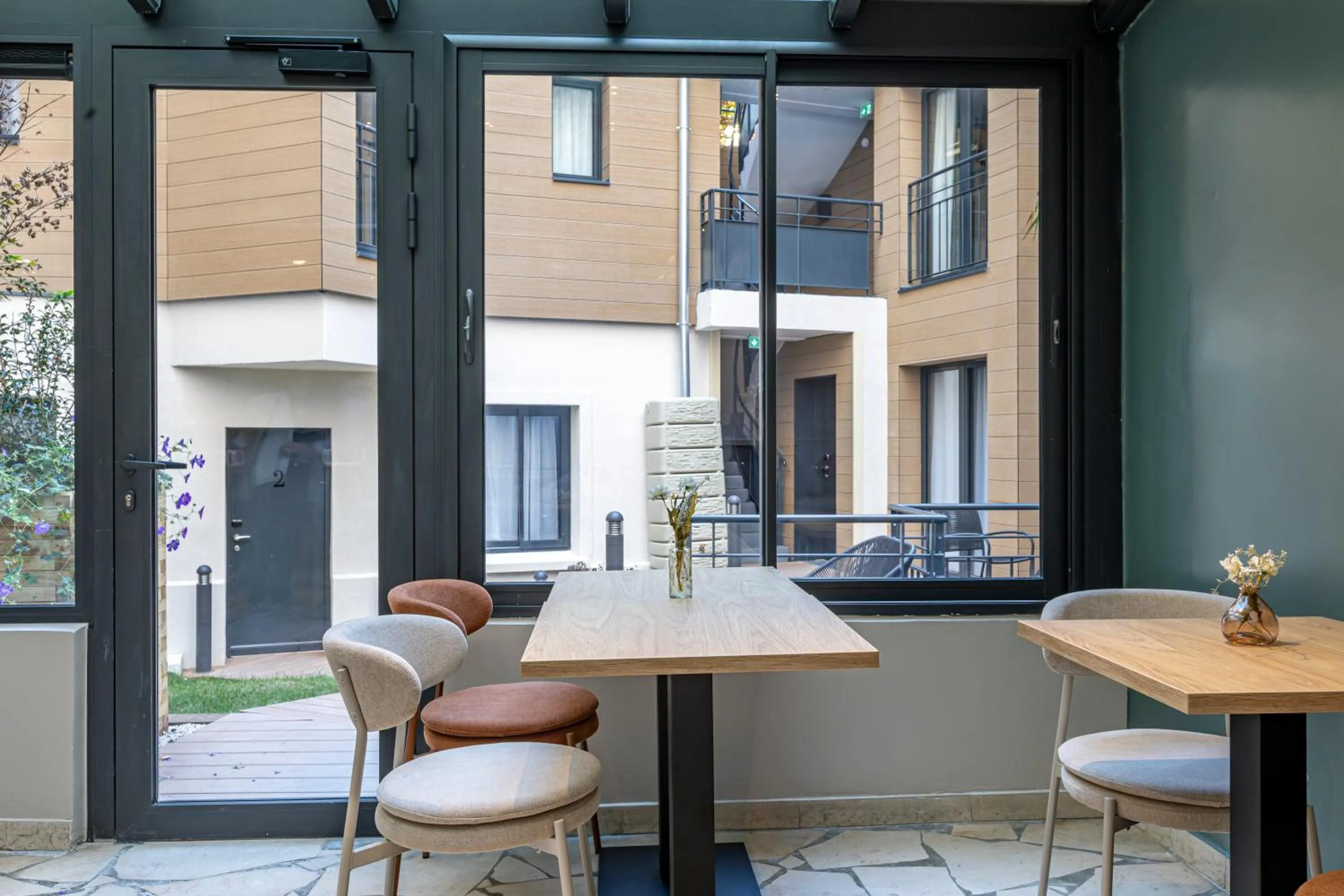 Seating area in Hôtel Montcalm
