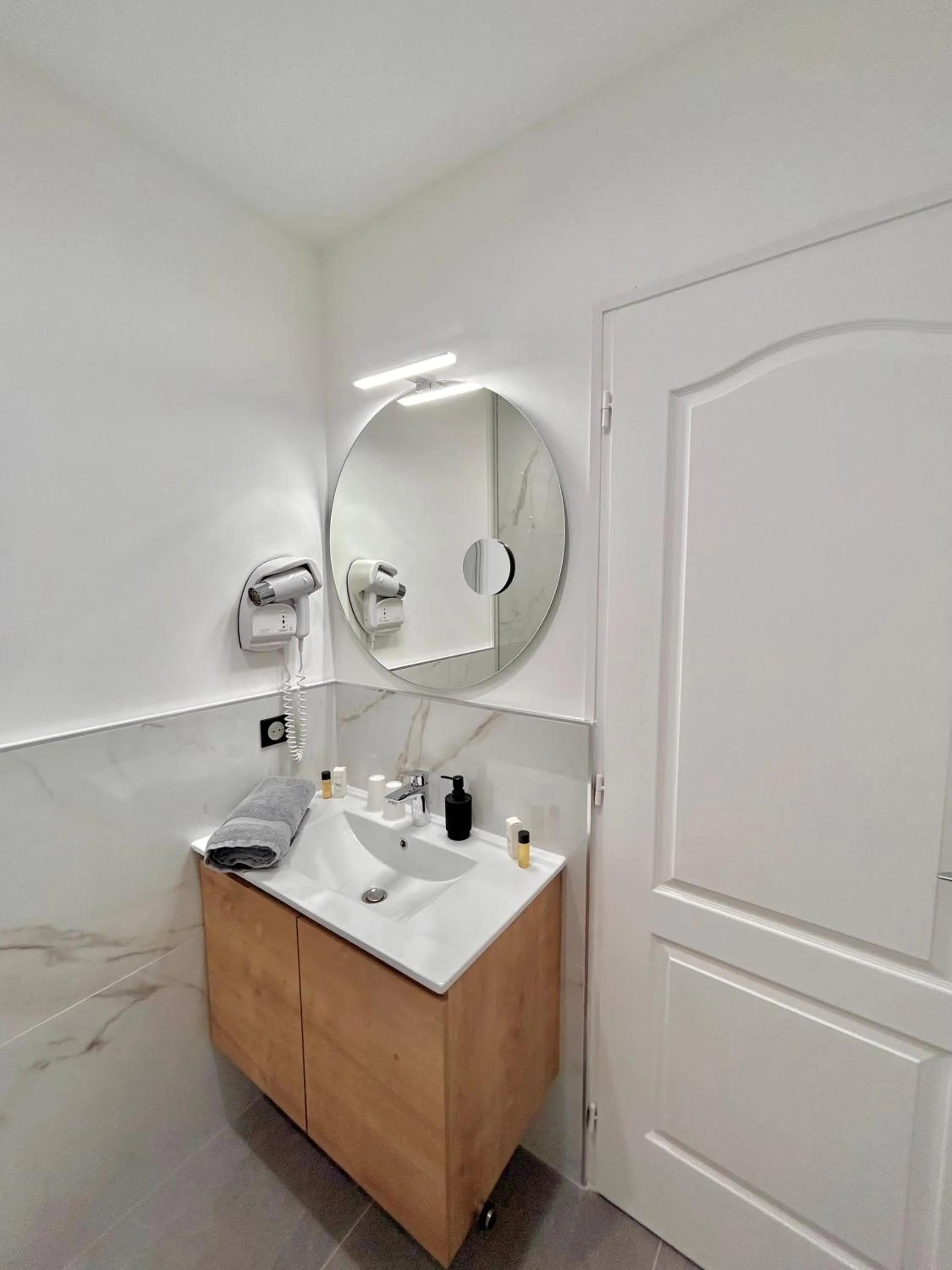 Bathroom in Hôtel Les Deux Coteaux