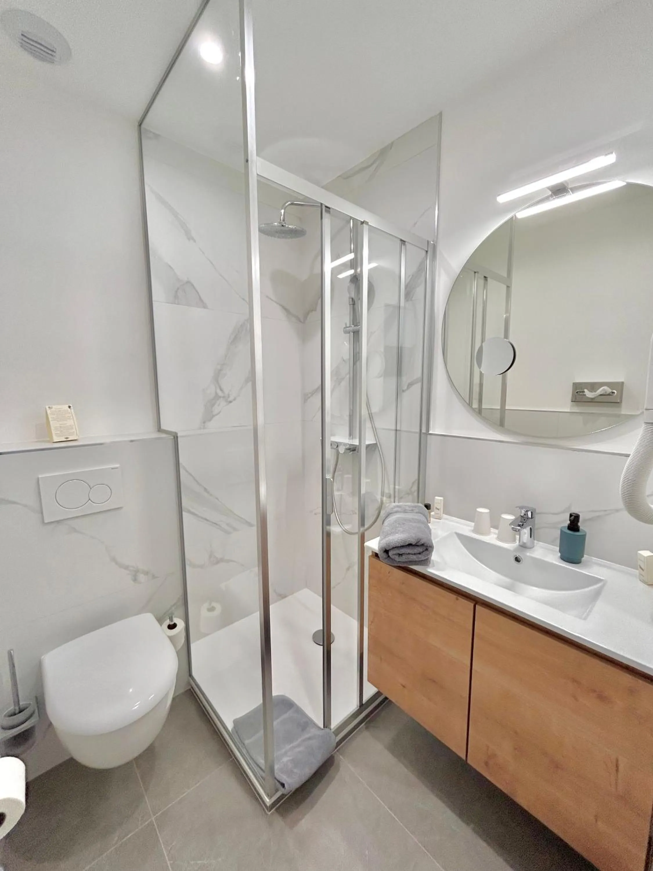 Shower in Hôtel Les Deux Coteaux