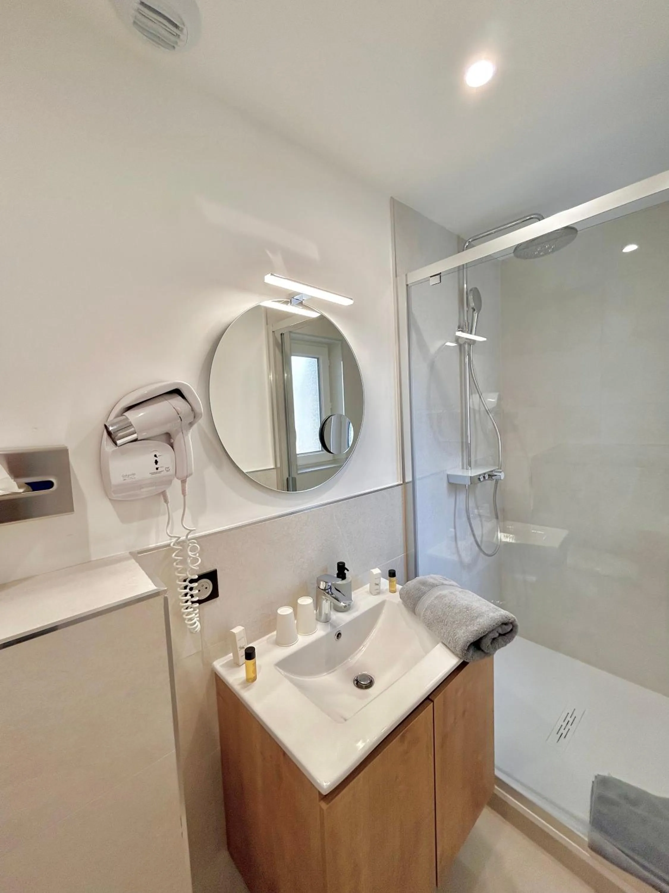 Bathroom in Hôtel Les Deux Coteaux