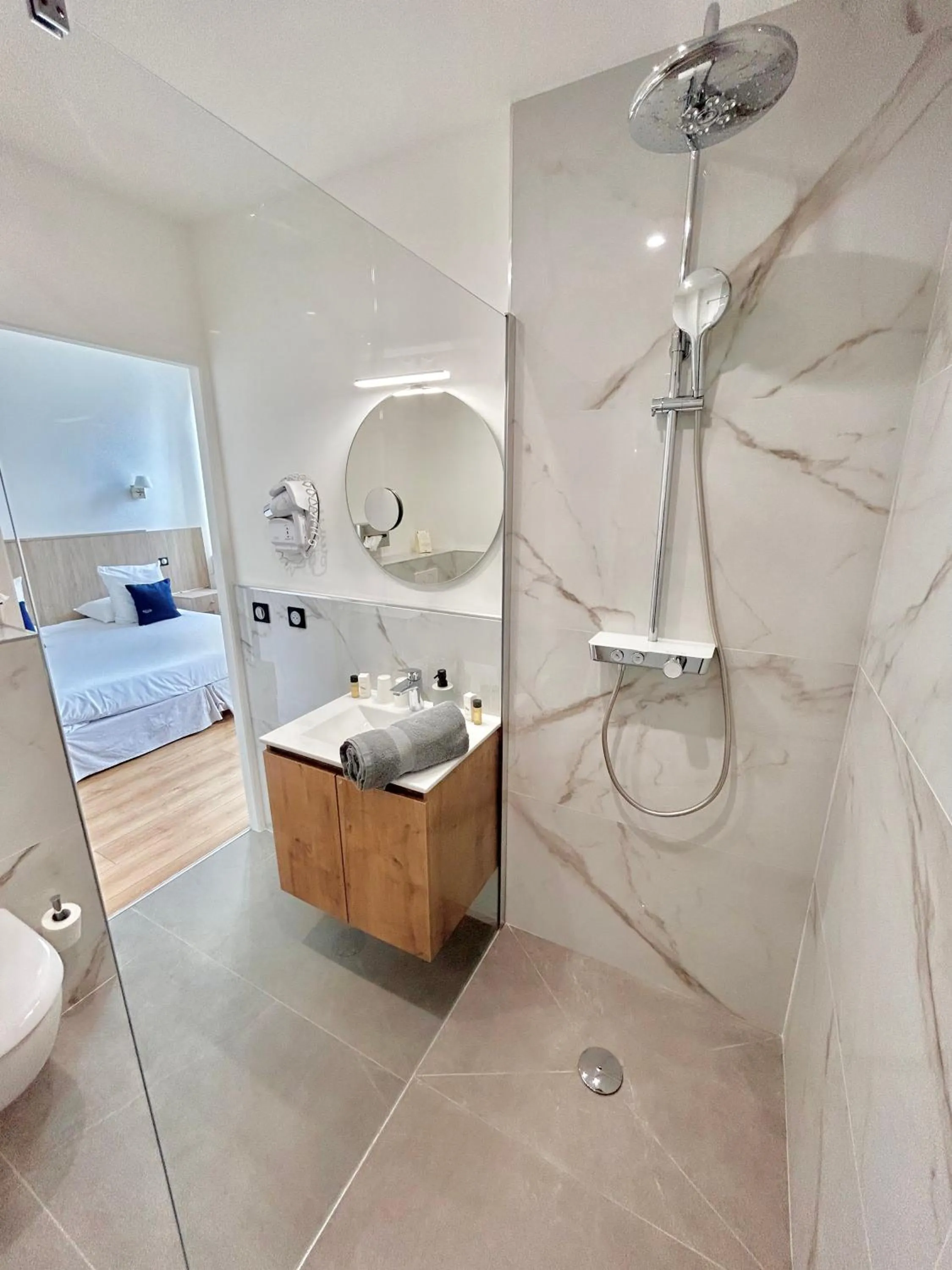 Shower in Hôtel Les Deux Coteaux