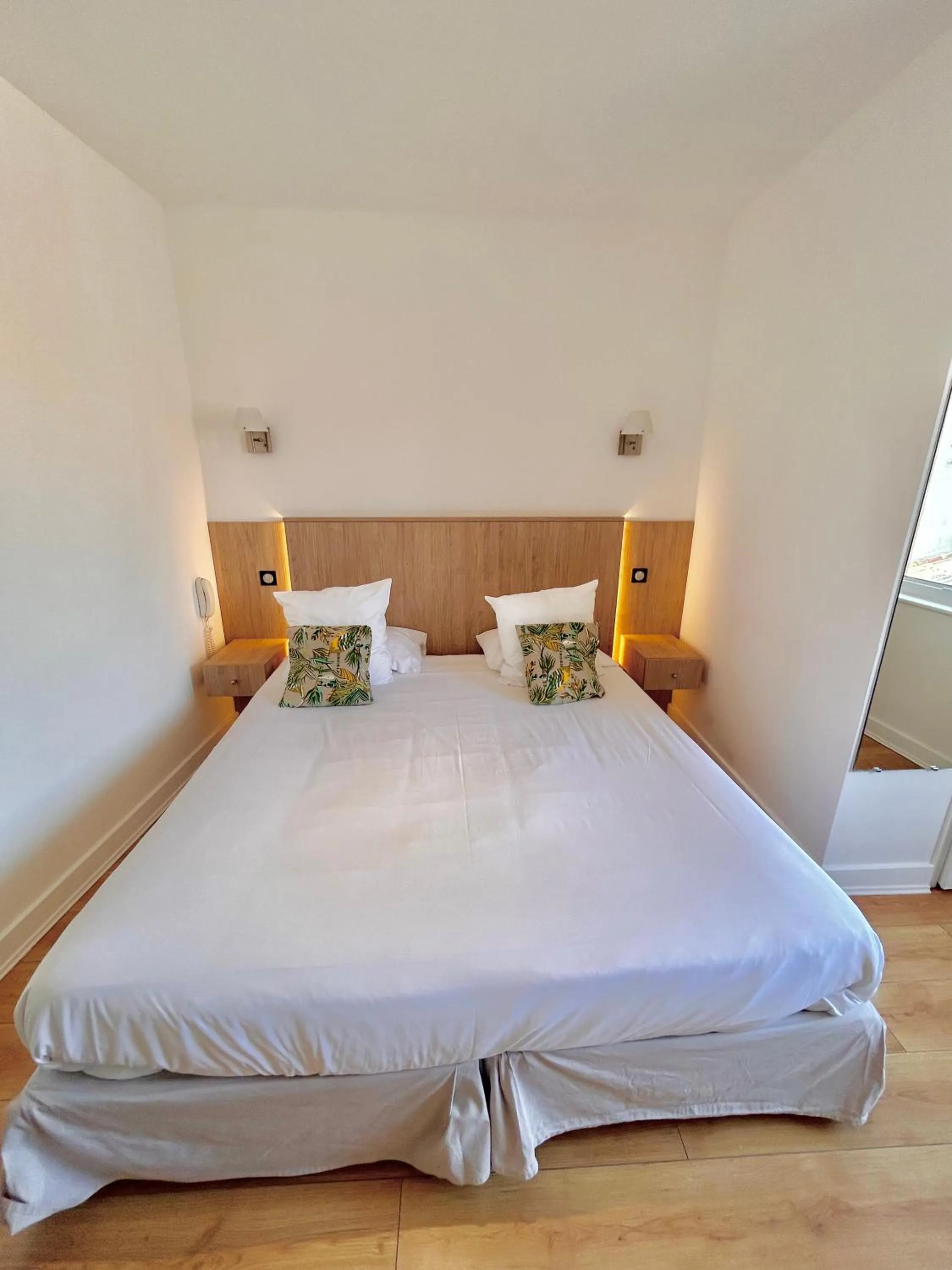 Photo of the whole room, Bed in Hôtel Les Deux Coteaux