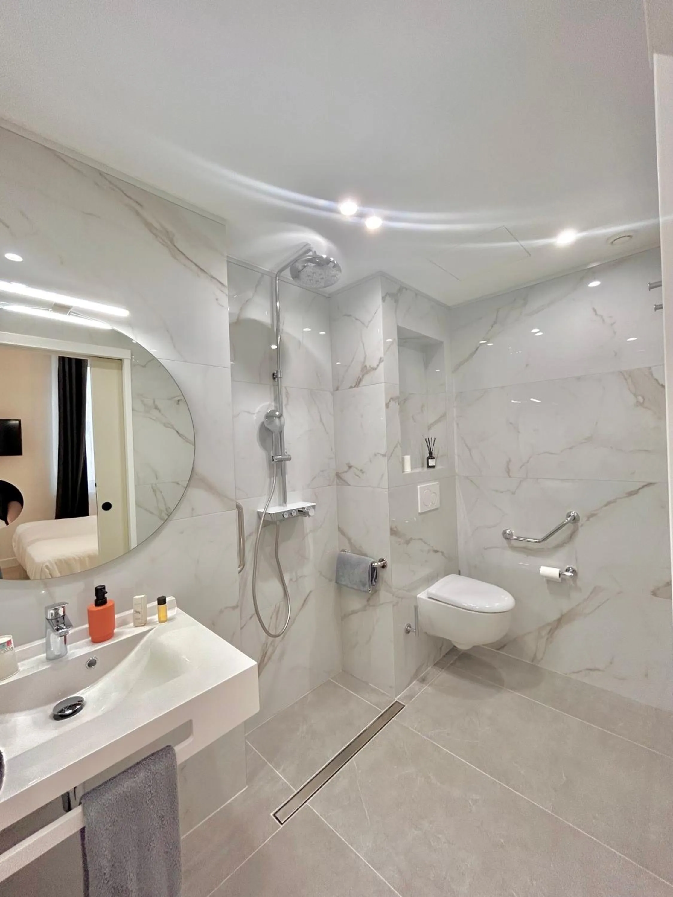 Bathroom in Hôtel Les Deux Coteaux