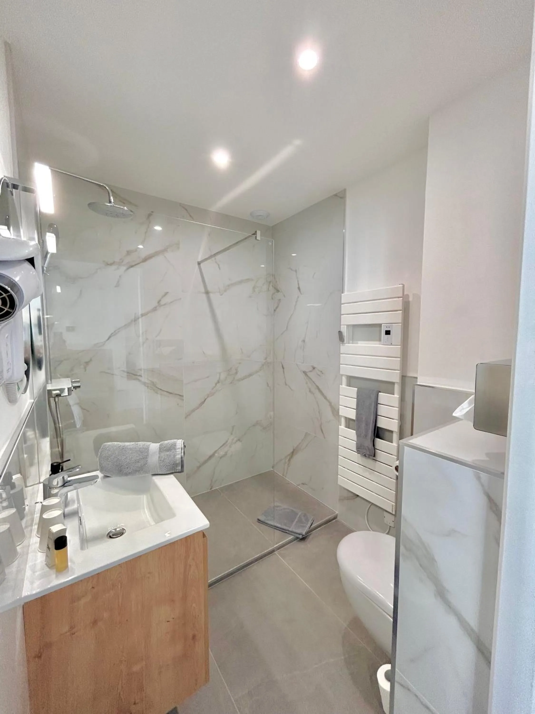 Bathroom in Hôtel Les Deux Coteaux