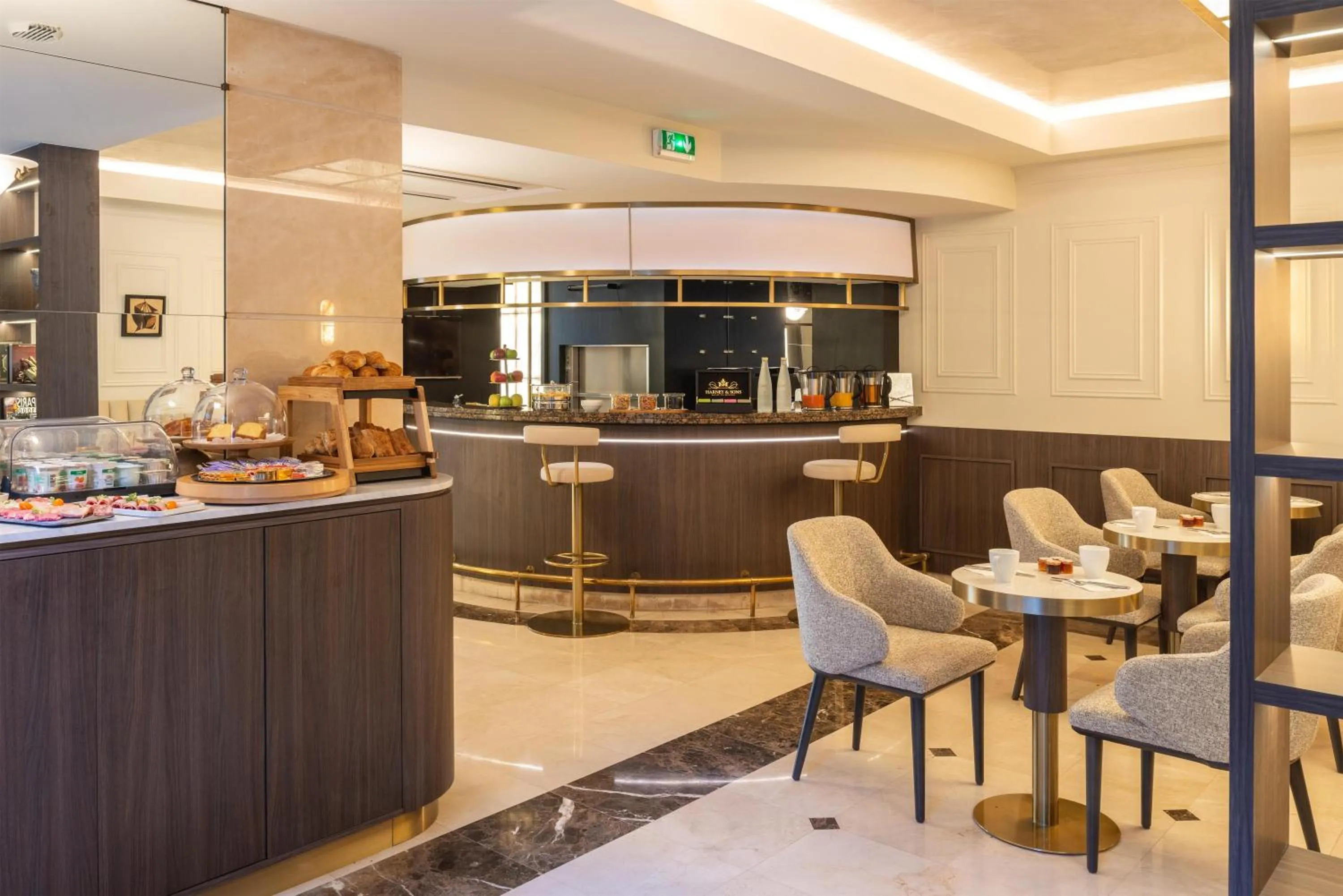 Lounge or bar in Best Western Au Trocadéro