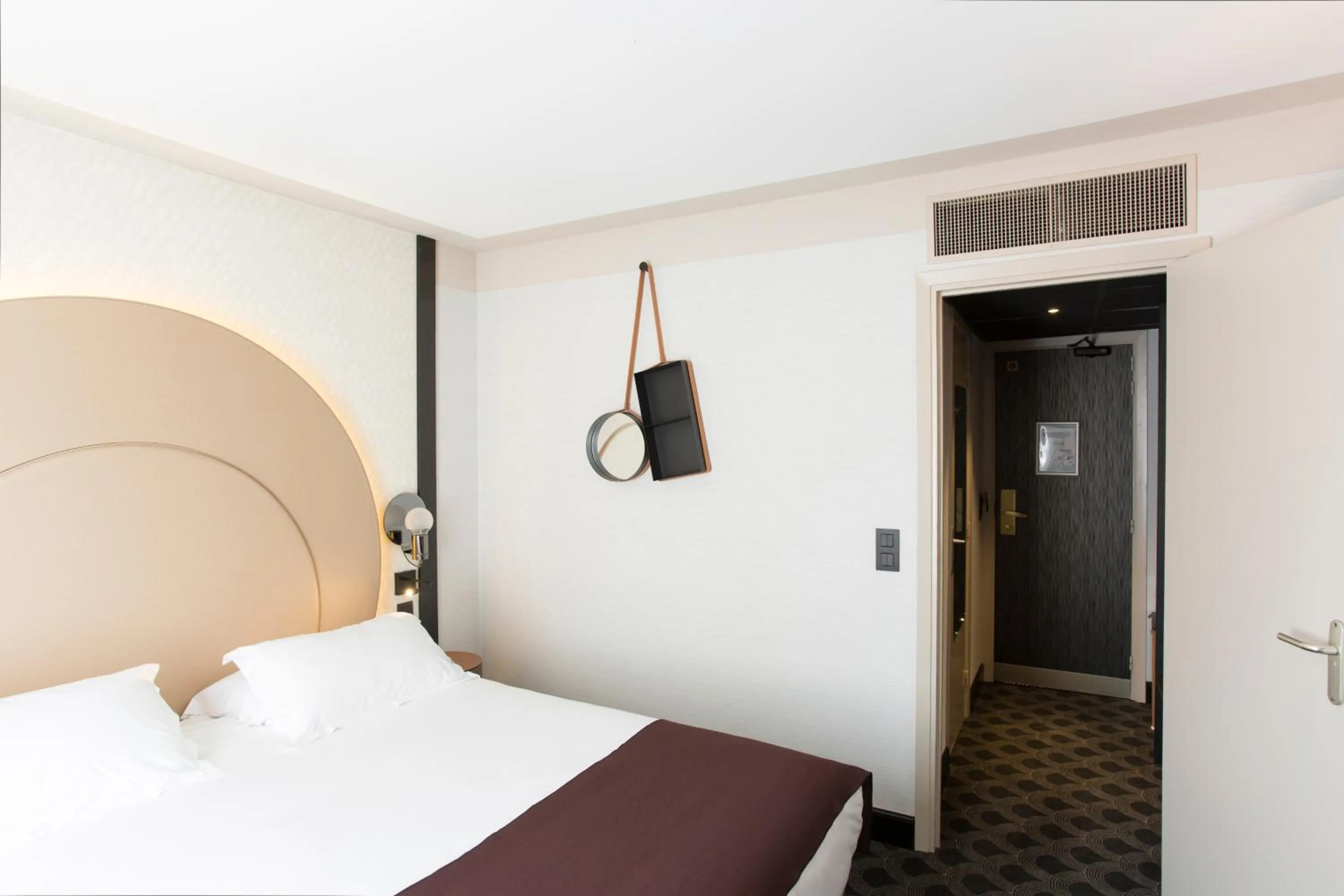 Bed in Hôtel Cannes Centre Univers