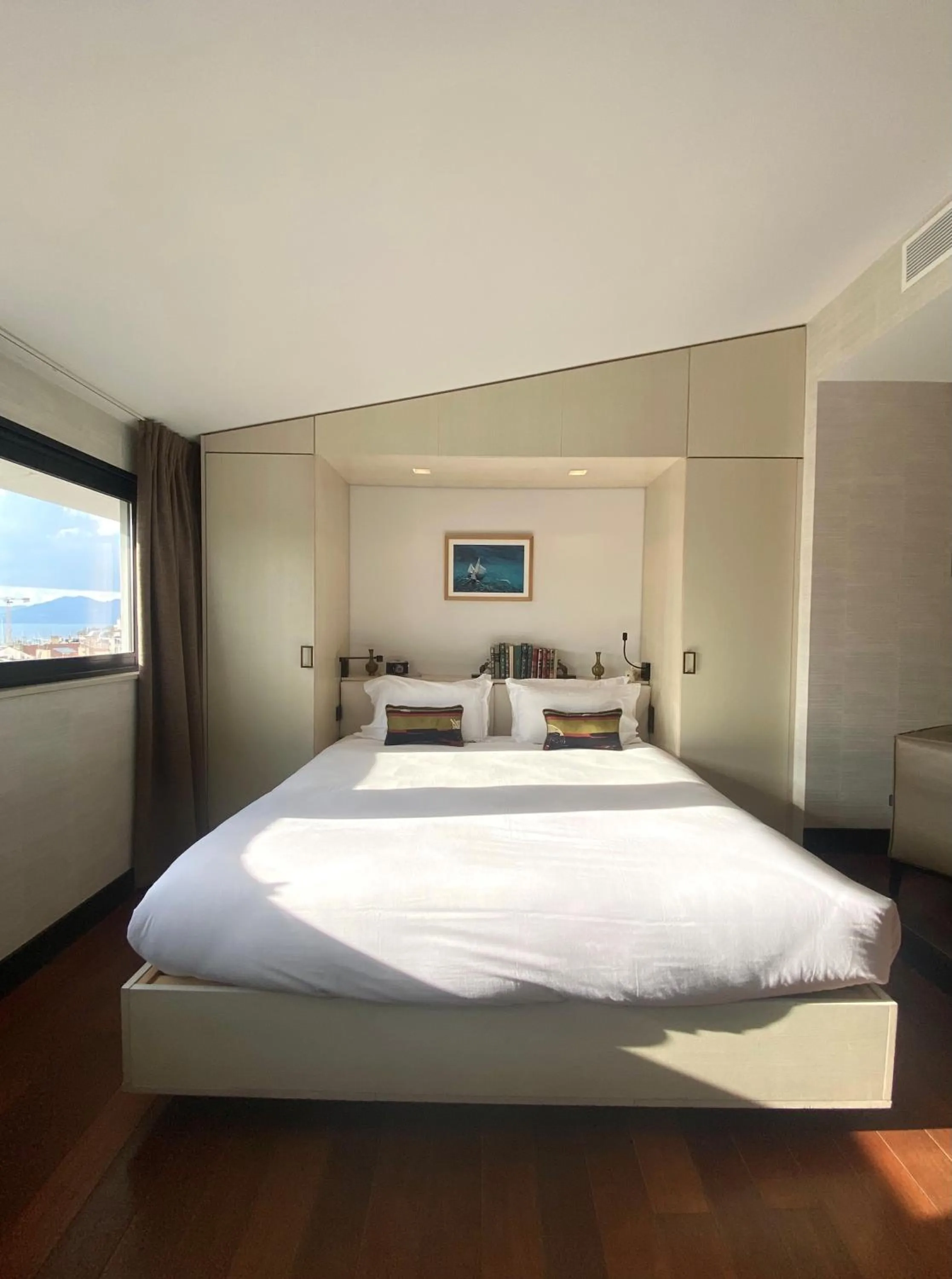 Property building, Bed in Hôtel Cannes Centre Univers