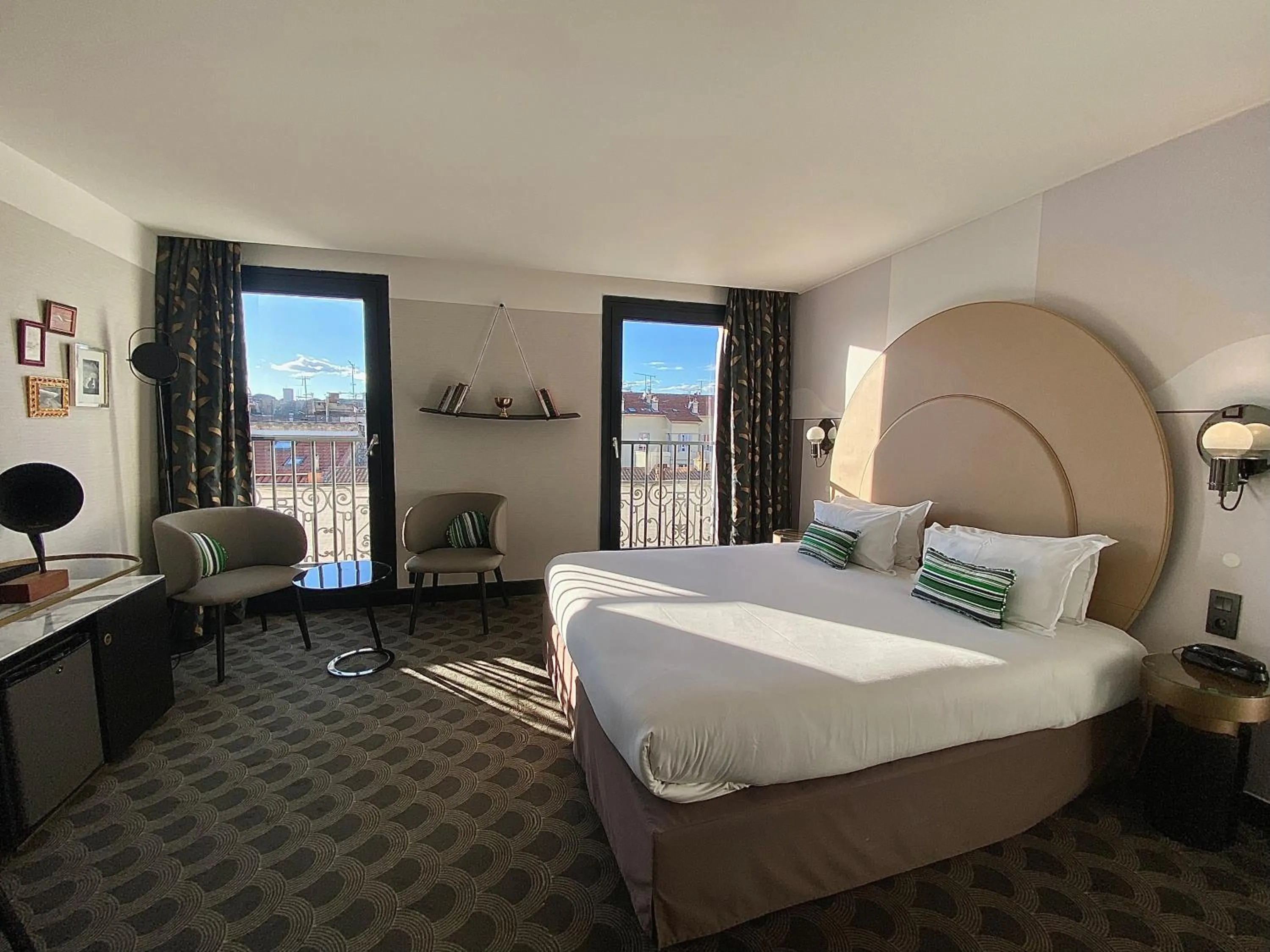 Property building, Bed in Hôtel Cannes Centre Univers
