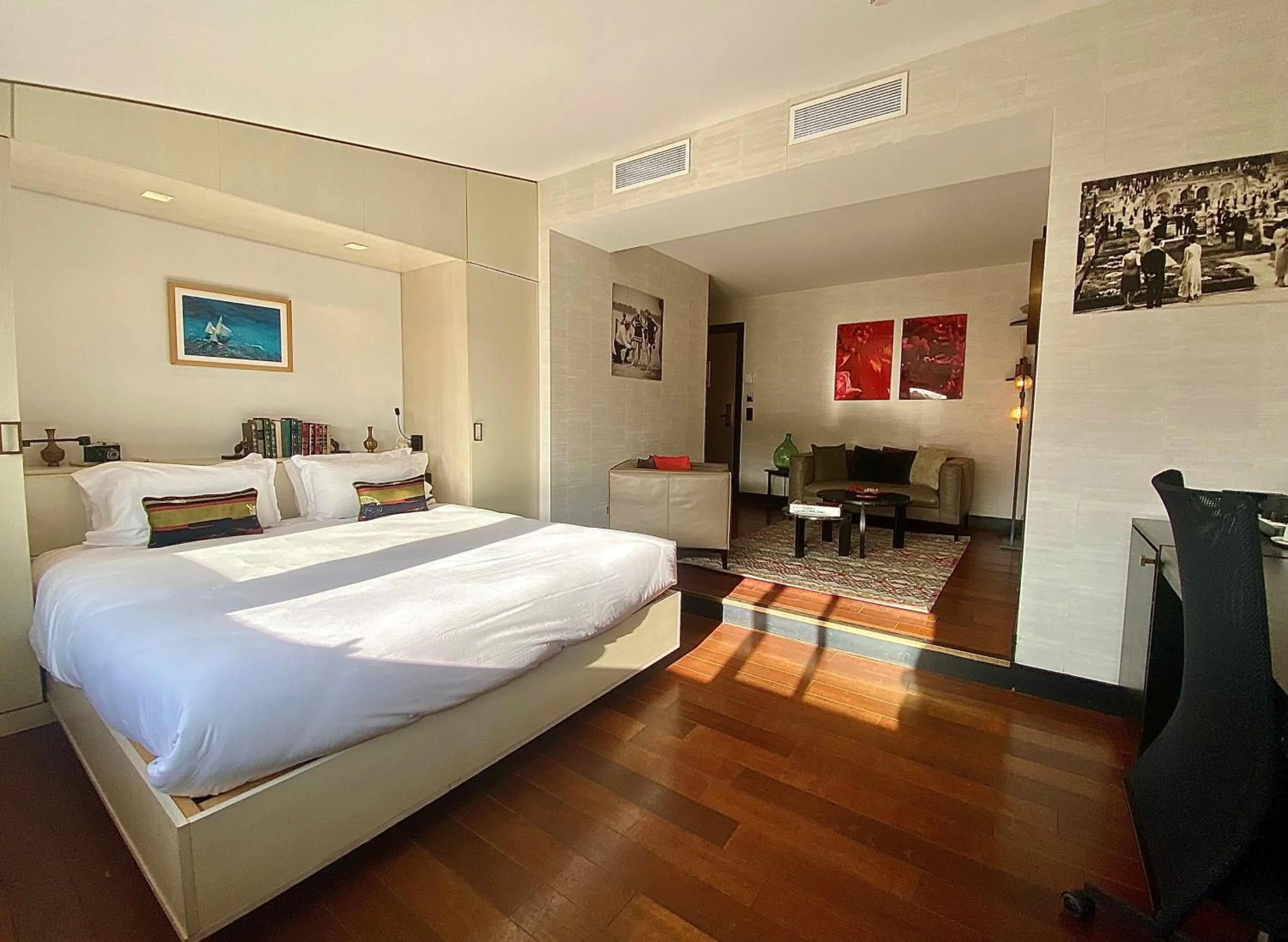 Property building, Bed in Hôtel Cannes Centre Univers