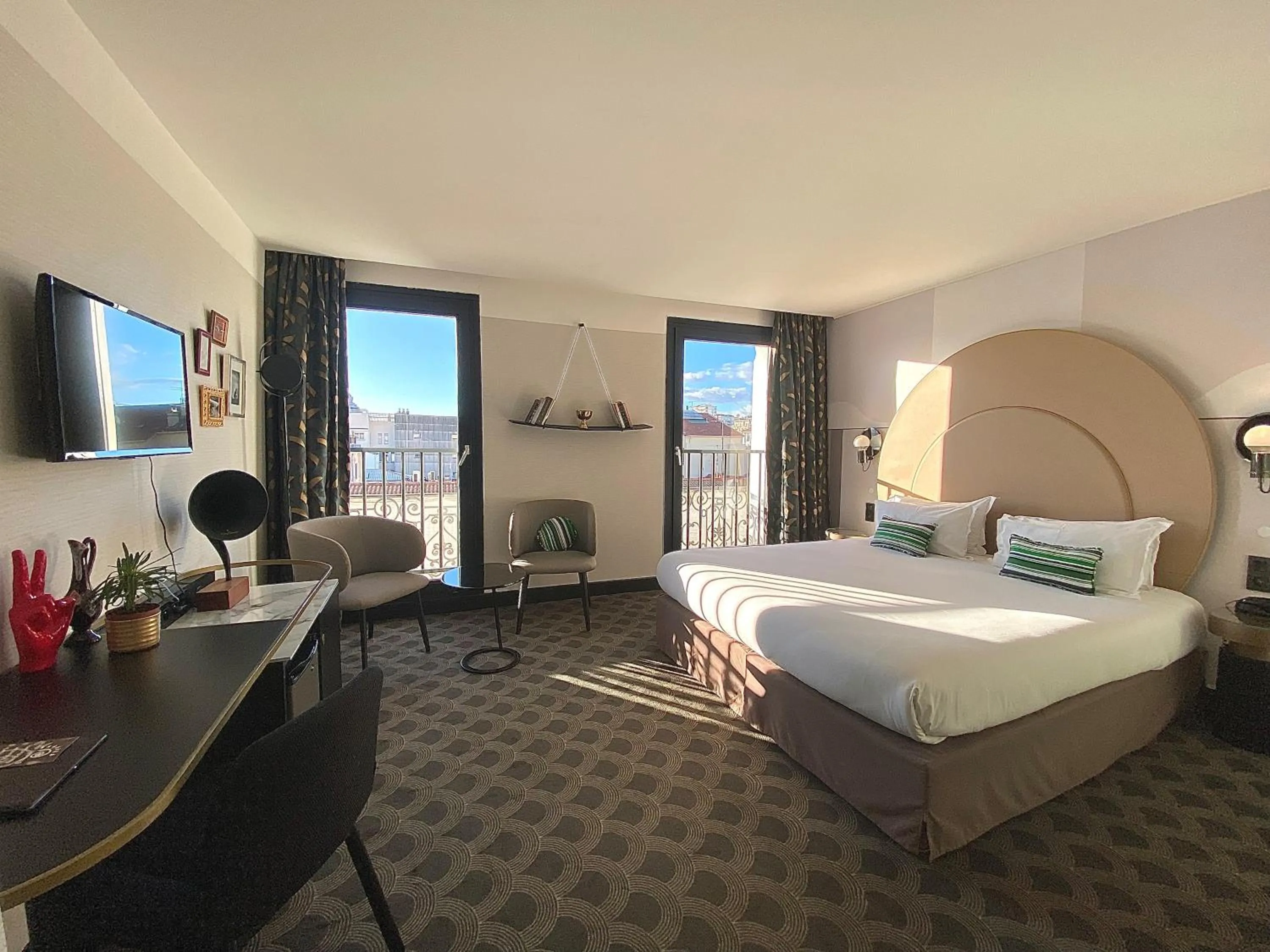 Property building, Bed in Hôtel Cannes Centre Univers