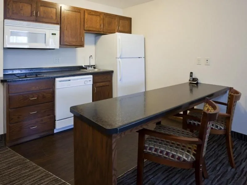 Kitchen or kitchenette in American Inn & Suites