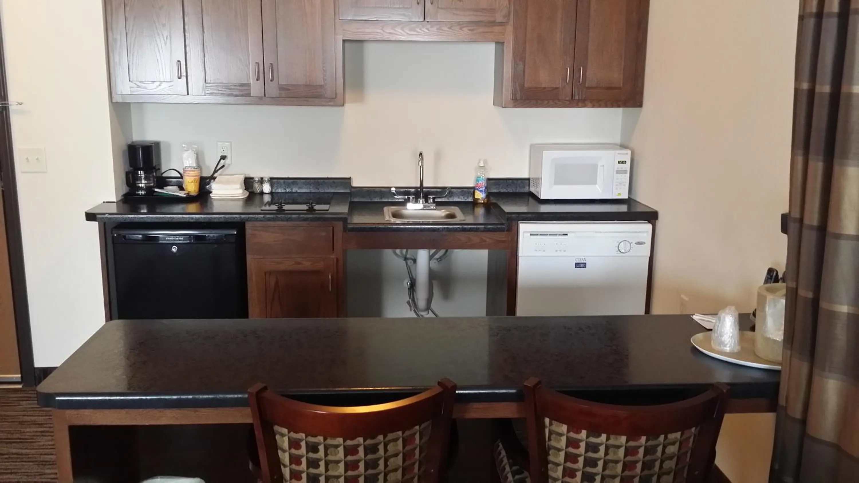 Kitchen or kitchenette in American Inn & Suites