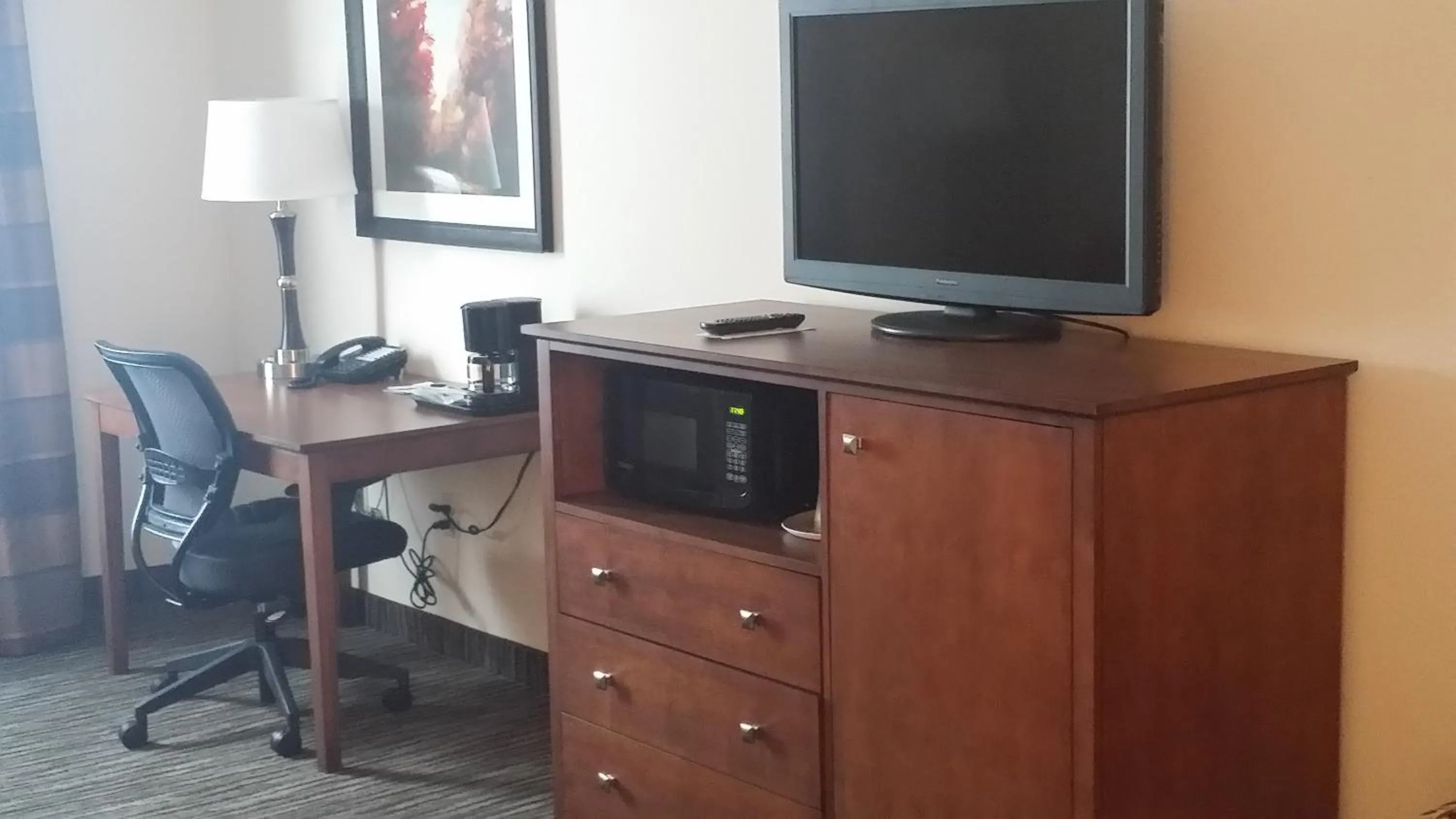 TV and multimedia in American Inn & Suites