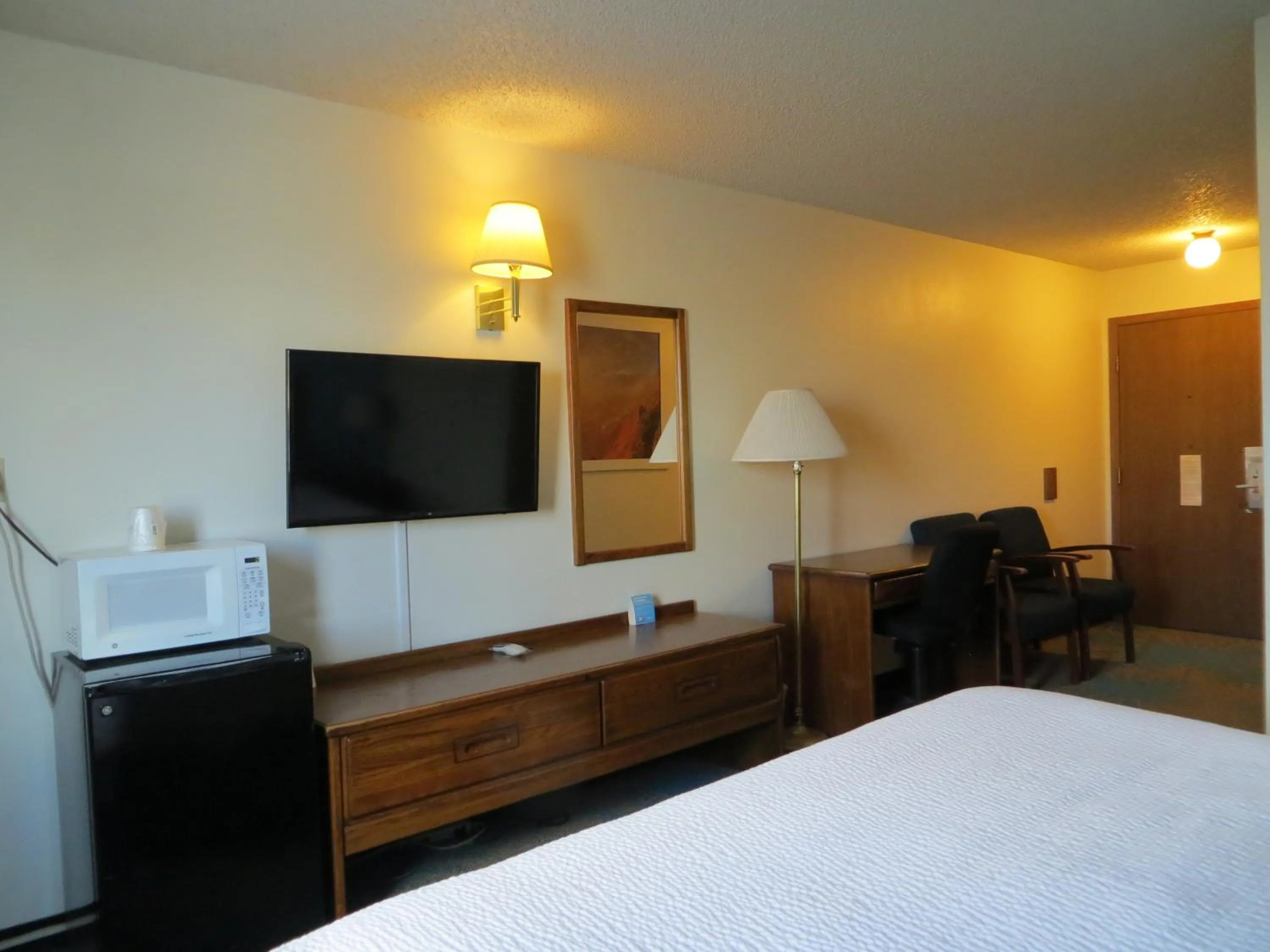 Bedroom, Bed in Days Inn by Wyndham Alamosa