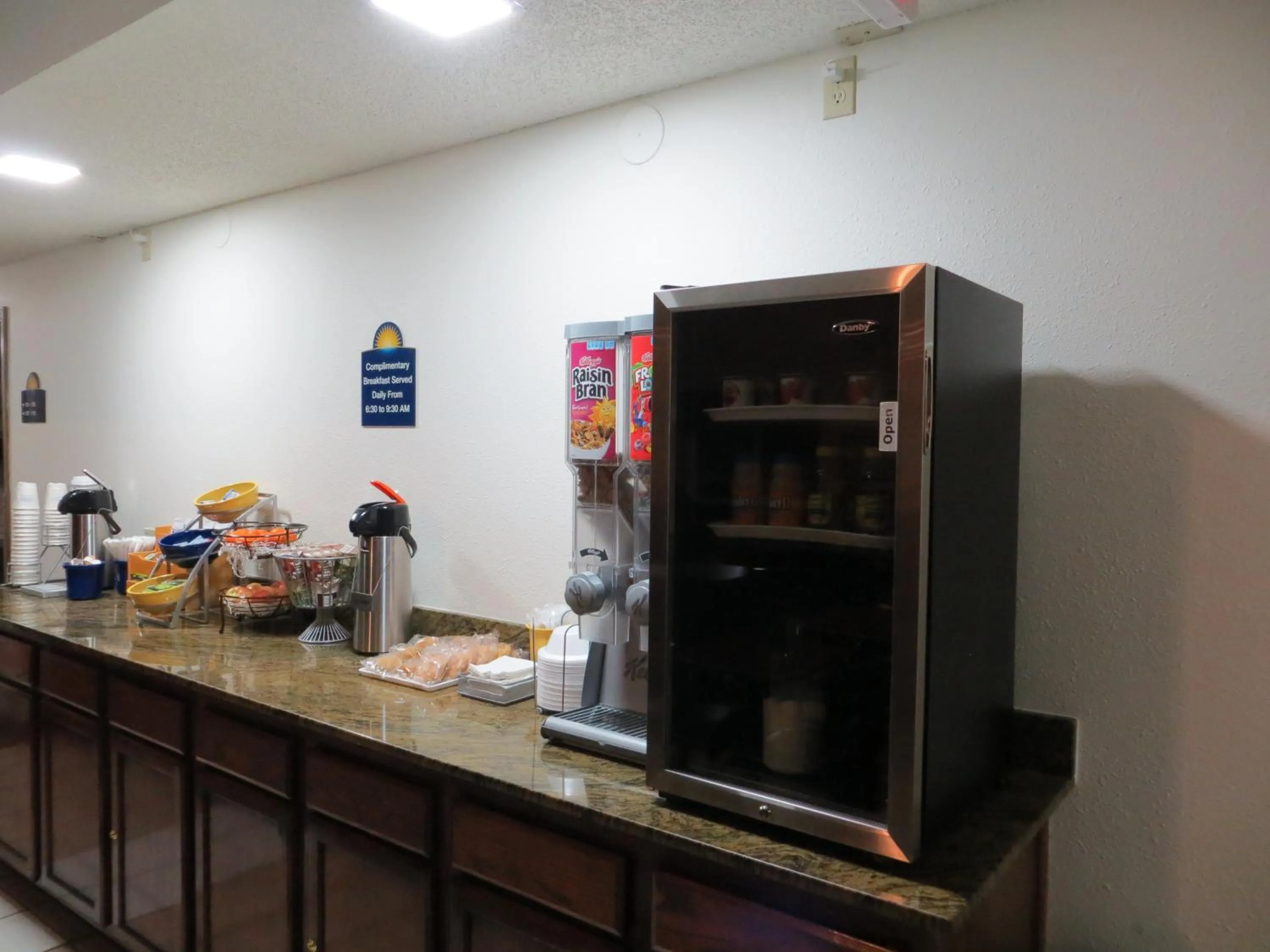 Buffet breakfast in Days Inn by Wyndham Alamosa