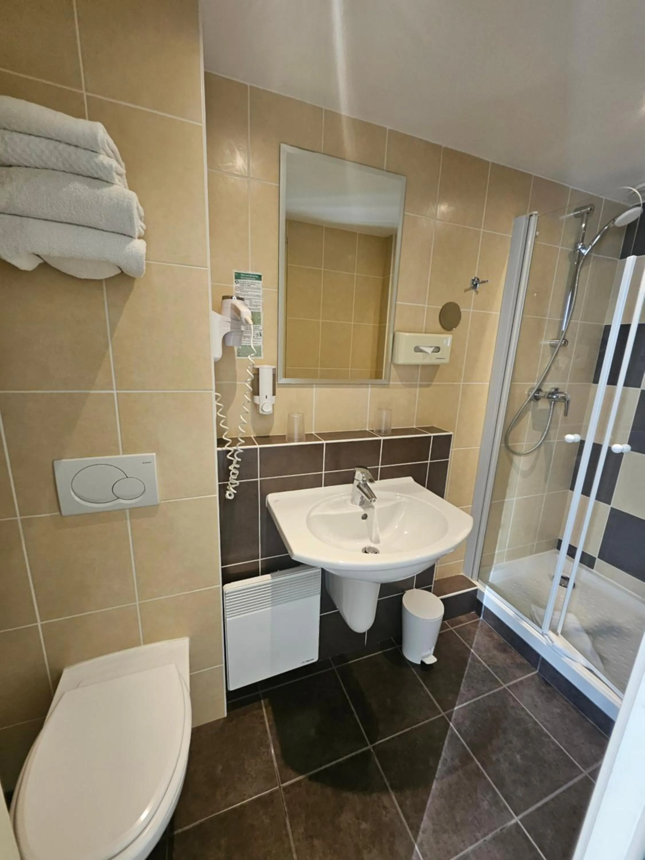 Bathroom in Hôtel de Champagne