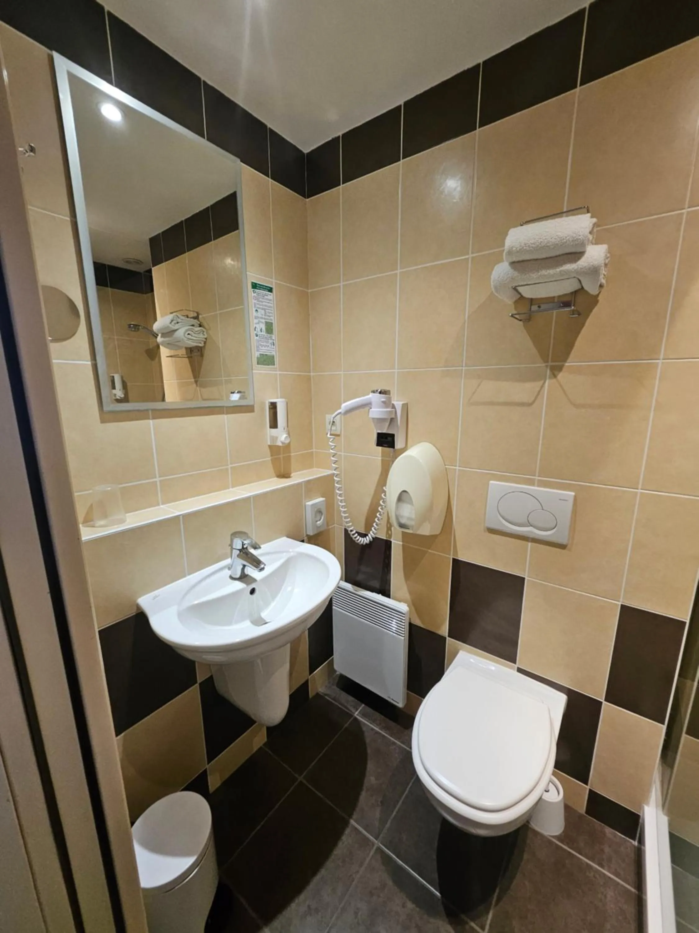 Bathroom in Hôtel de Champagne
