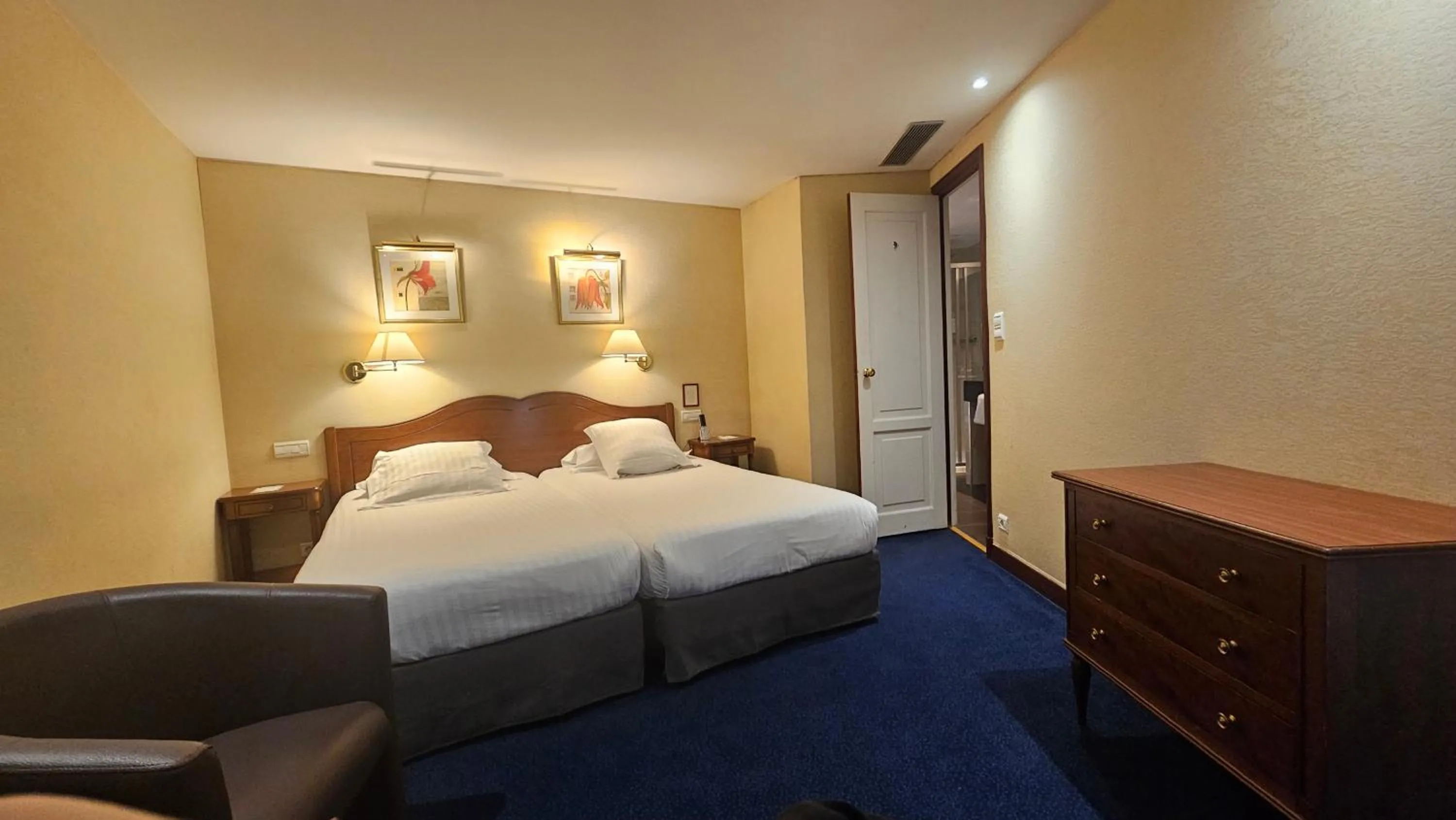 Photo of the whole room, Bed in Splendid Hotel & Spa Nice