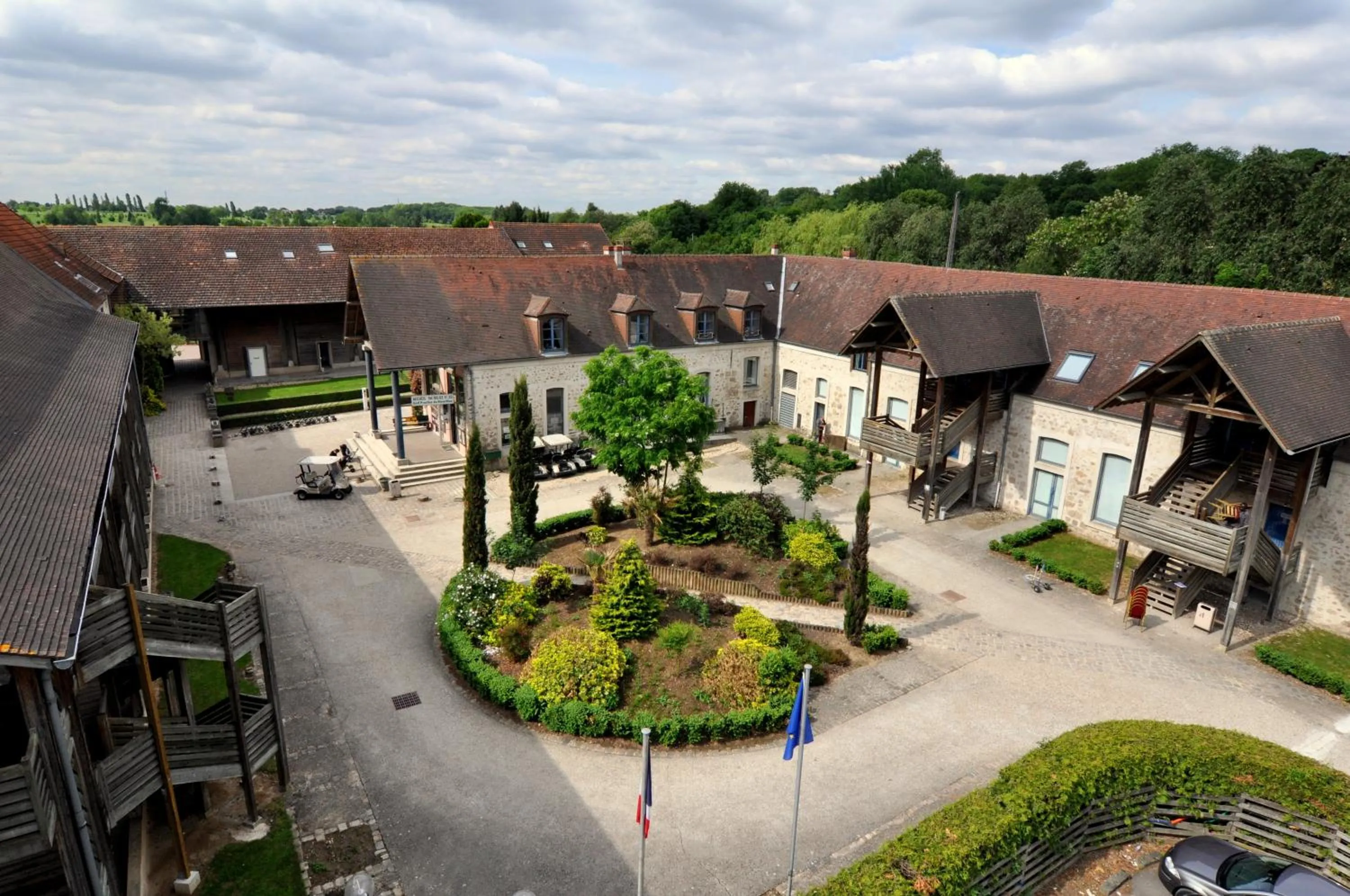 Property building in Hotel Abbaye du Golf de Lésigny