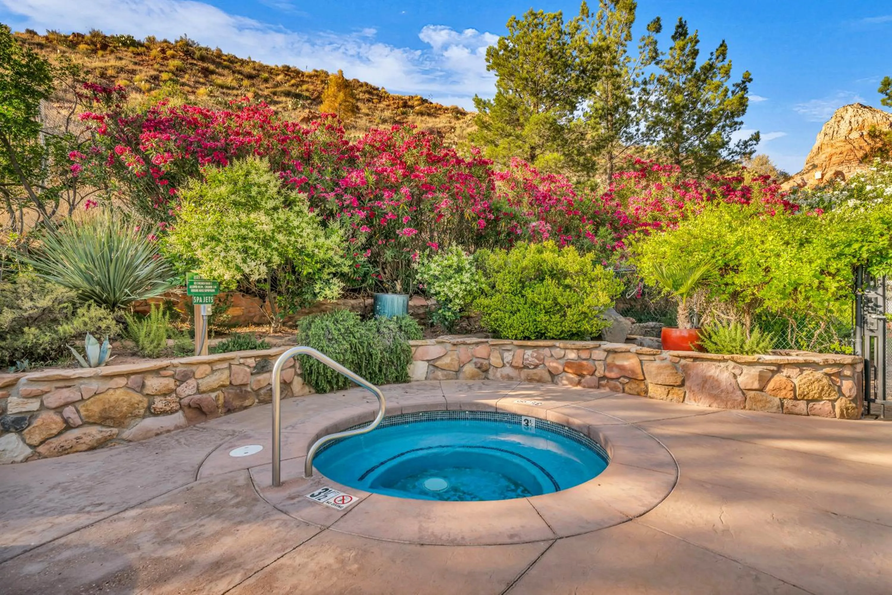 Hot Tub in Flanigan`s Resort and Spa