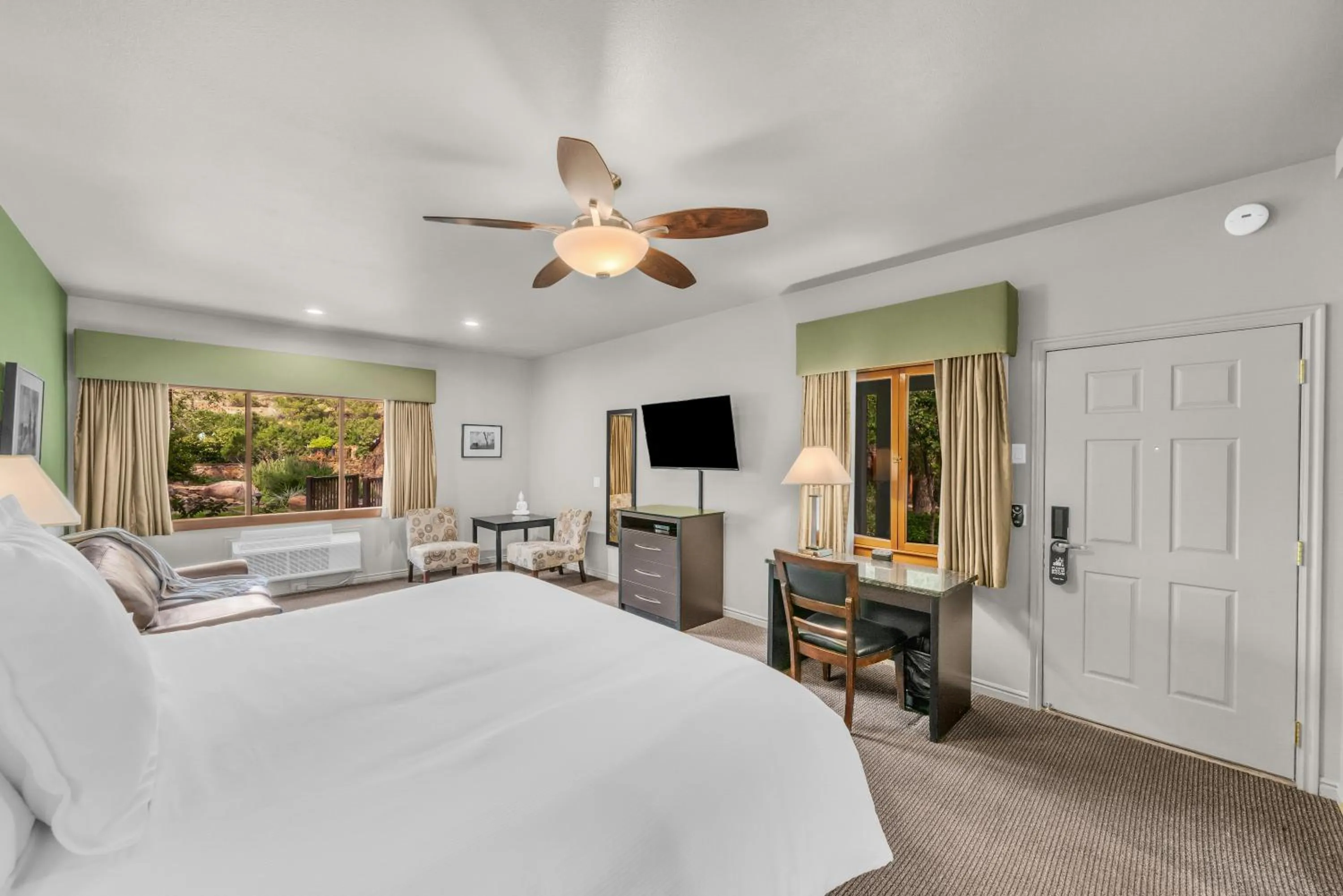 Bed in Flanigan`s Resort and Spa