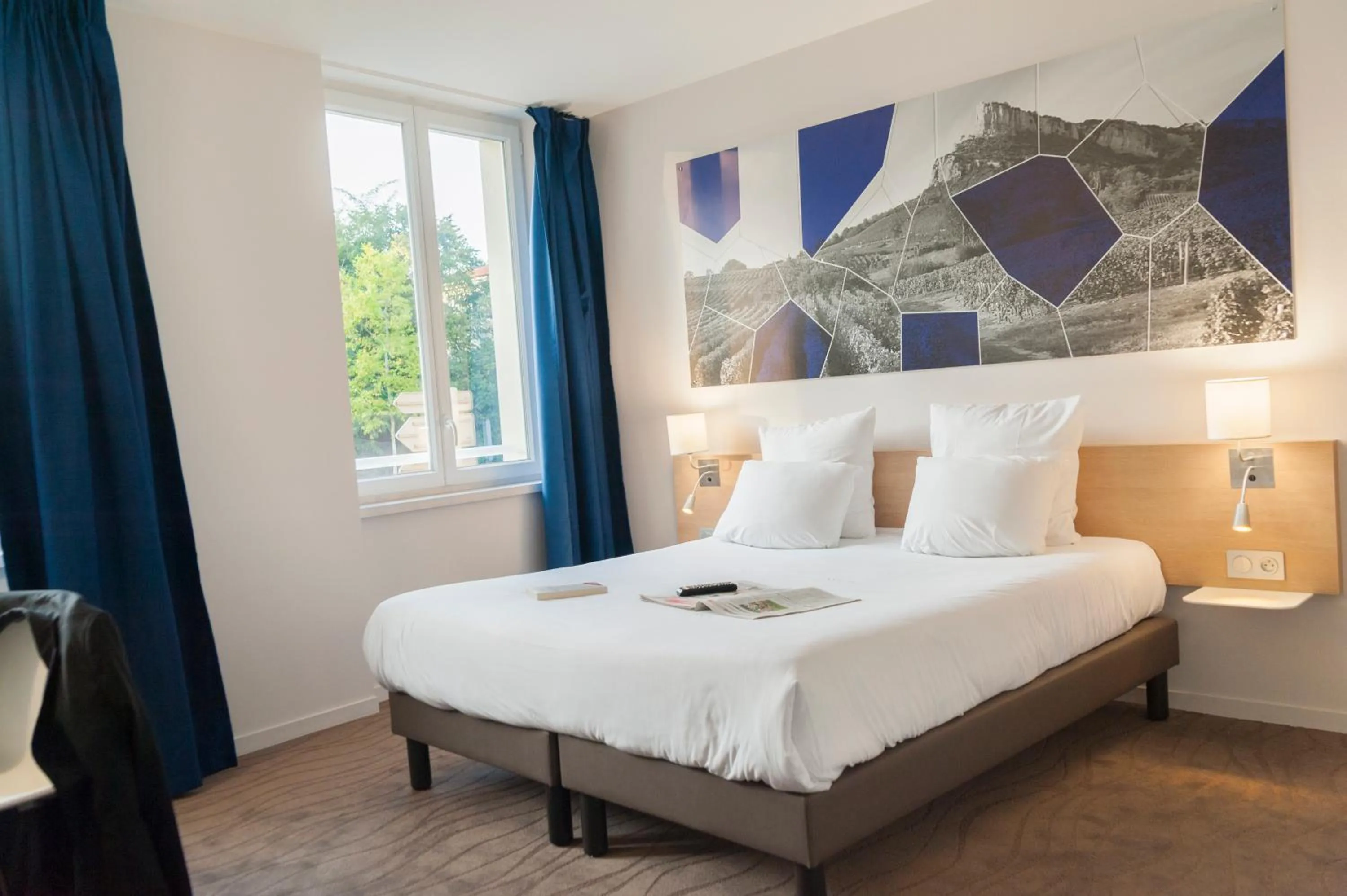 Bed in Brit Hotel Mâcon Centre Gare