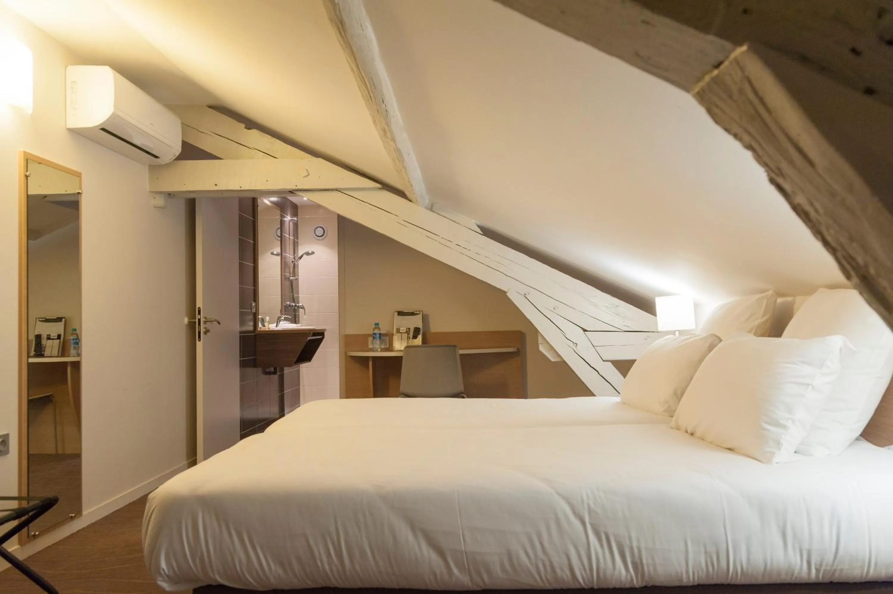 Bed in Brit Hotel Mâcon Centre Gare