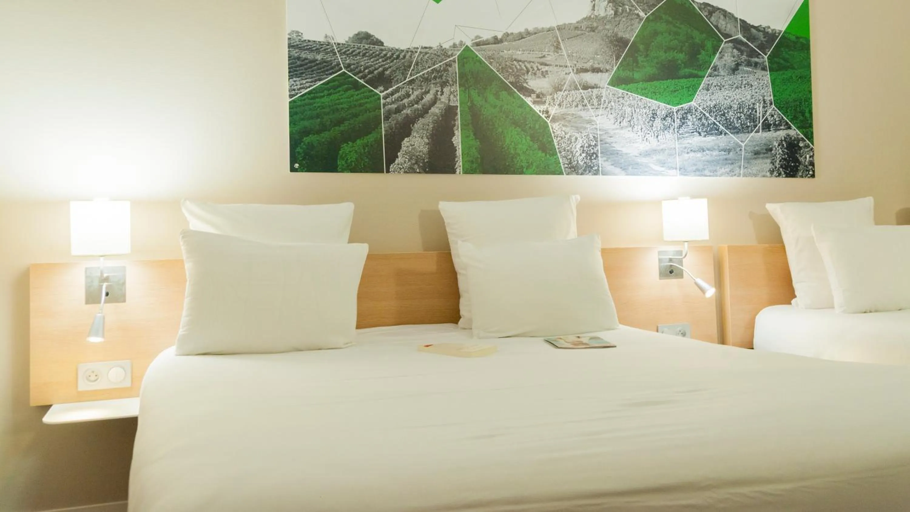 Bed in Brit Hotel Mâcon Centre Gare