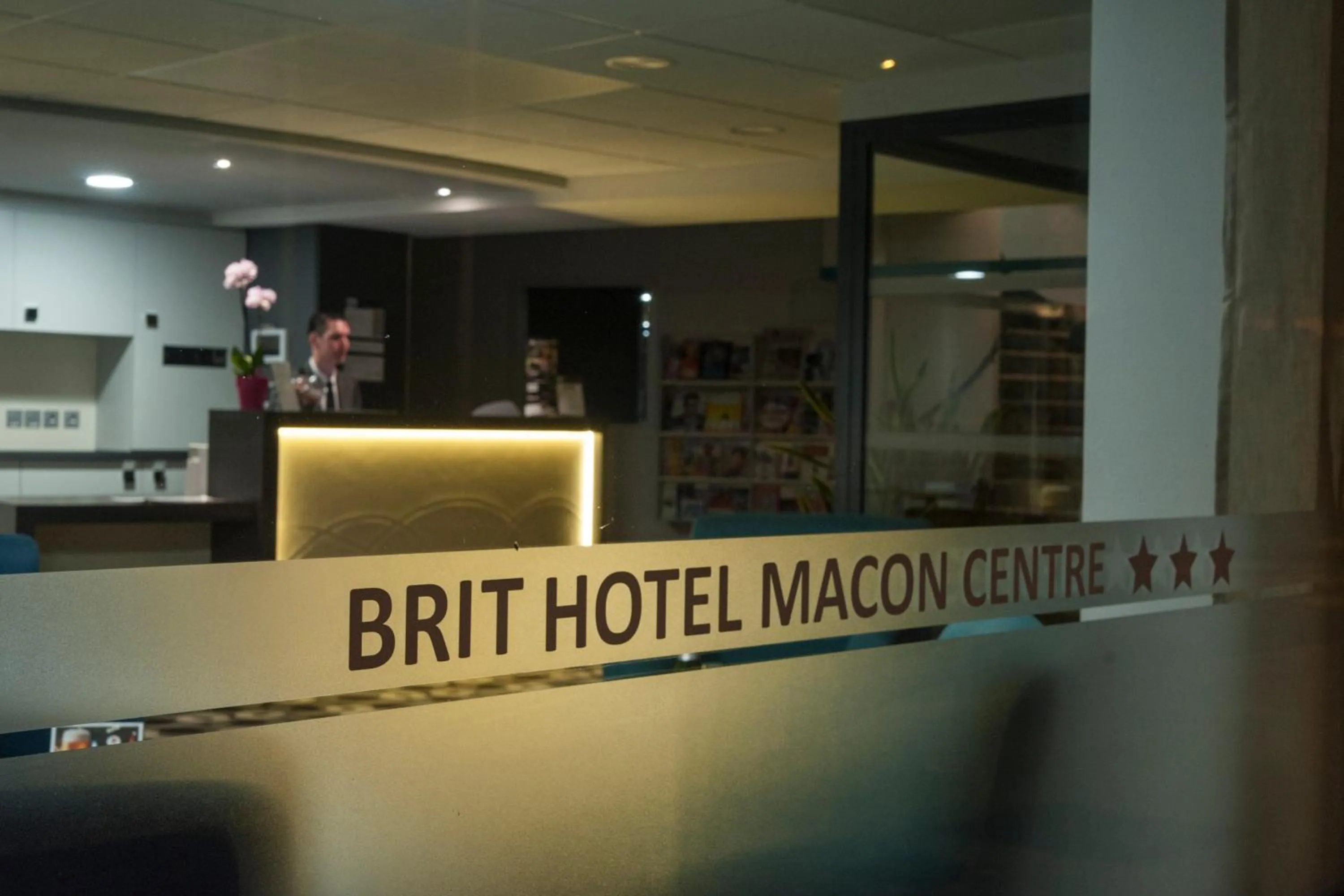 Lobby or reception in Brit Hotel Mâcon Centre Gare