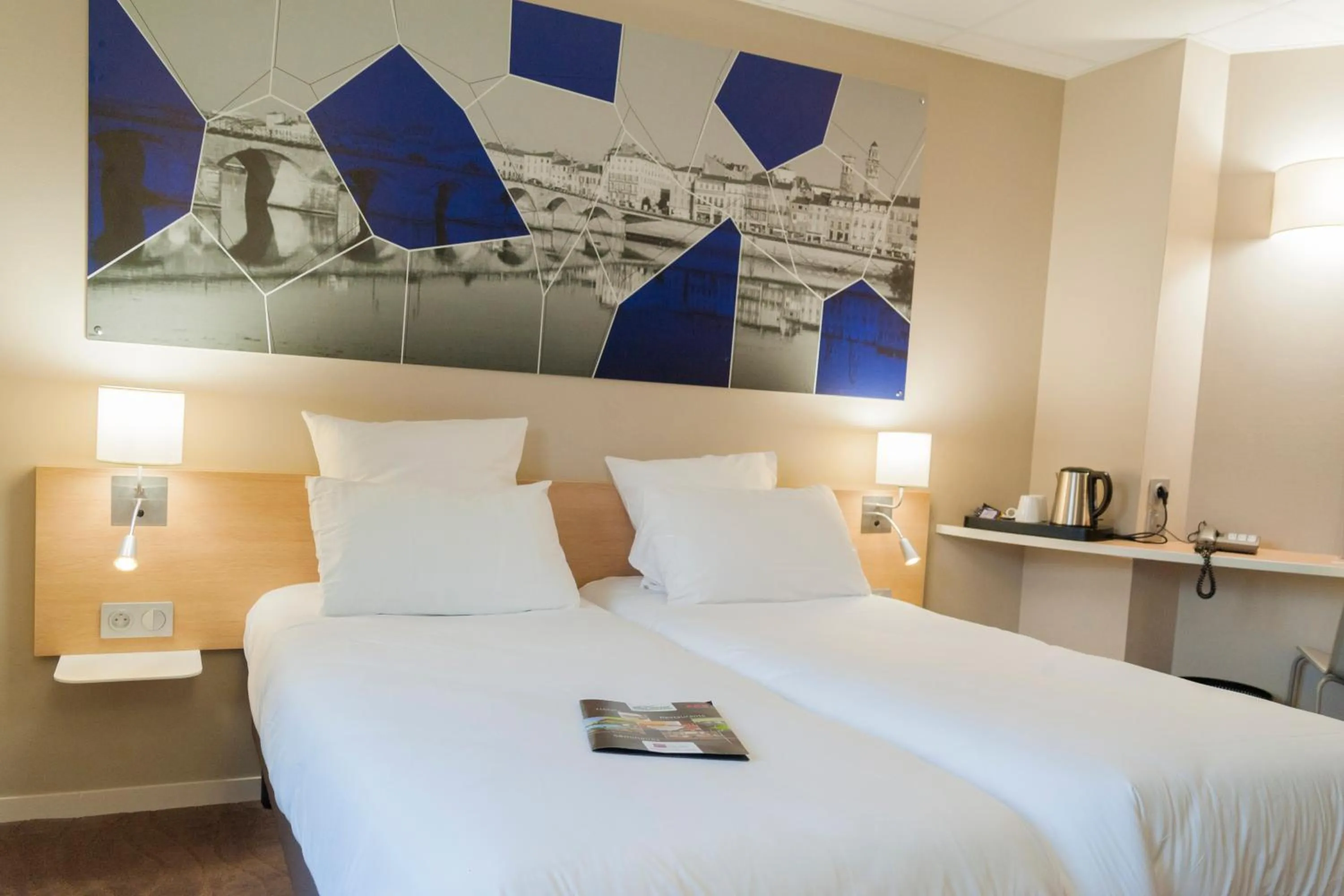 Bed in Brit Hotel Mâcon Centre Gare