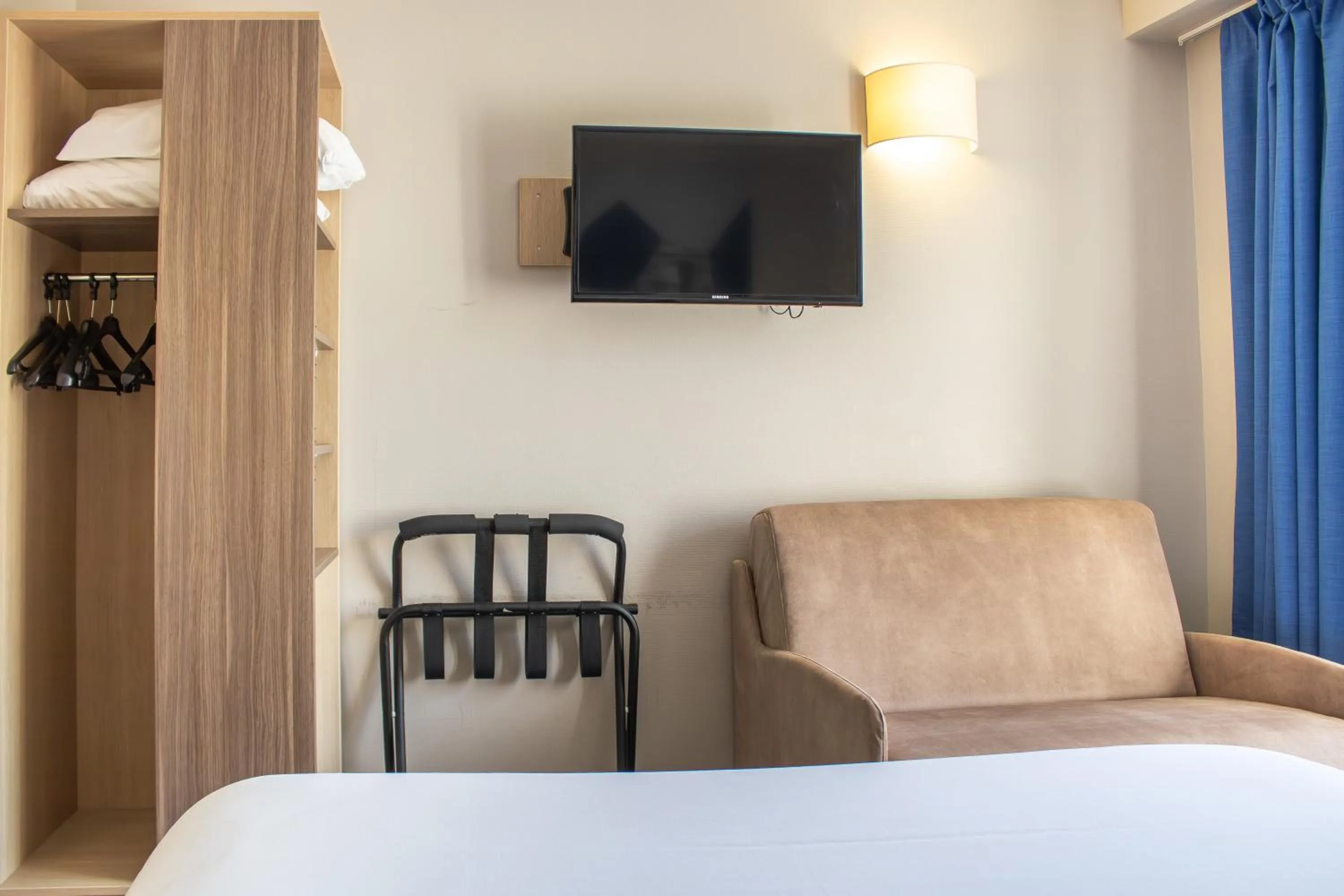 Bedroom, Bed in Brit Hotel Mâcon Centre Gare