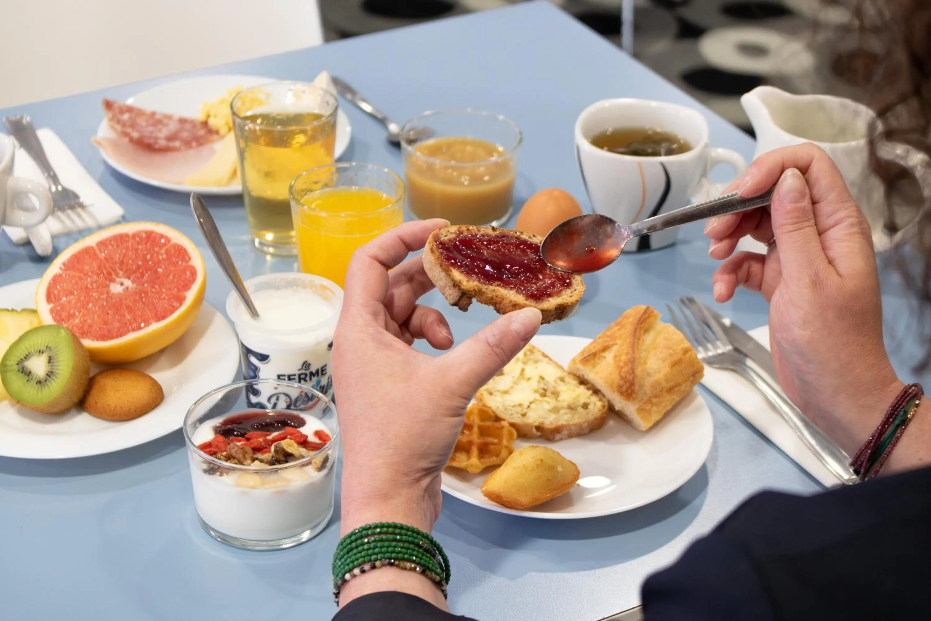 Breakfast in Brit Hotel Mâcon Centre Gare
