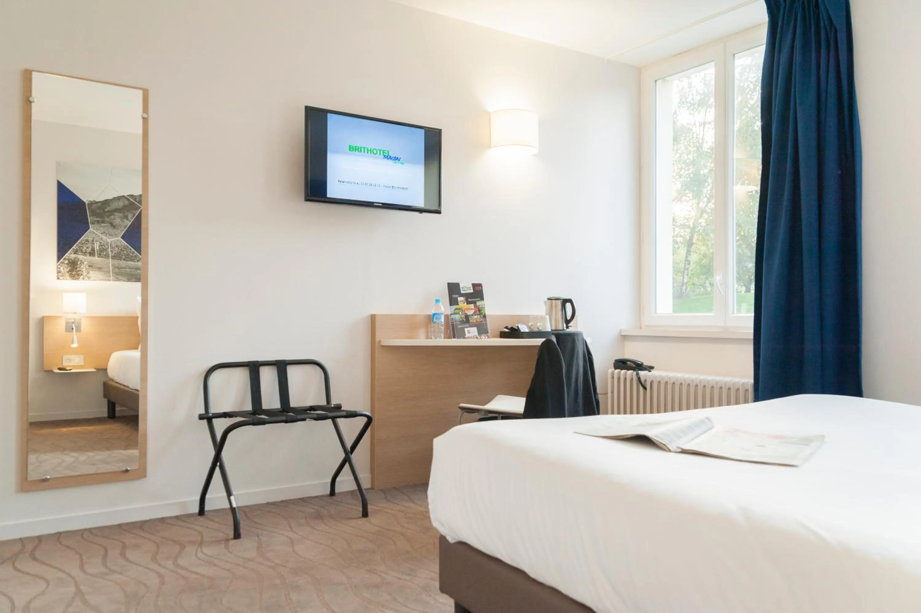 Bedroom, Bed in Brit Hotel Mâcon Centre Gare