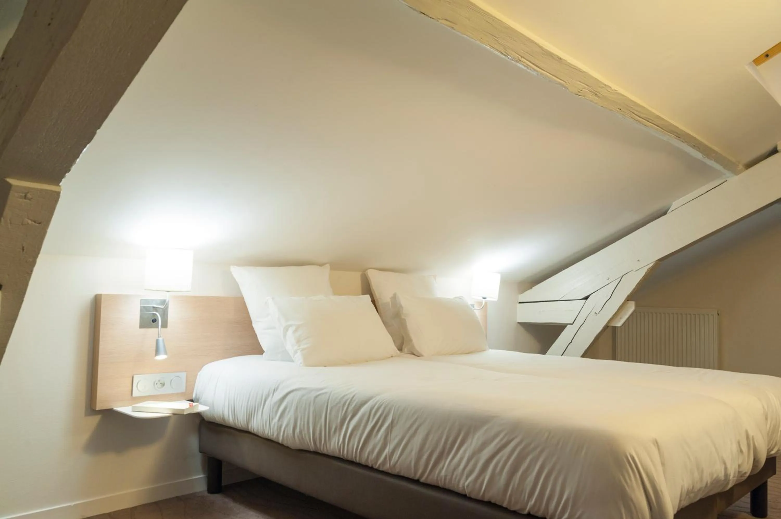 Bed in Brit Hotel Mâcon Centre Gare