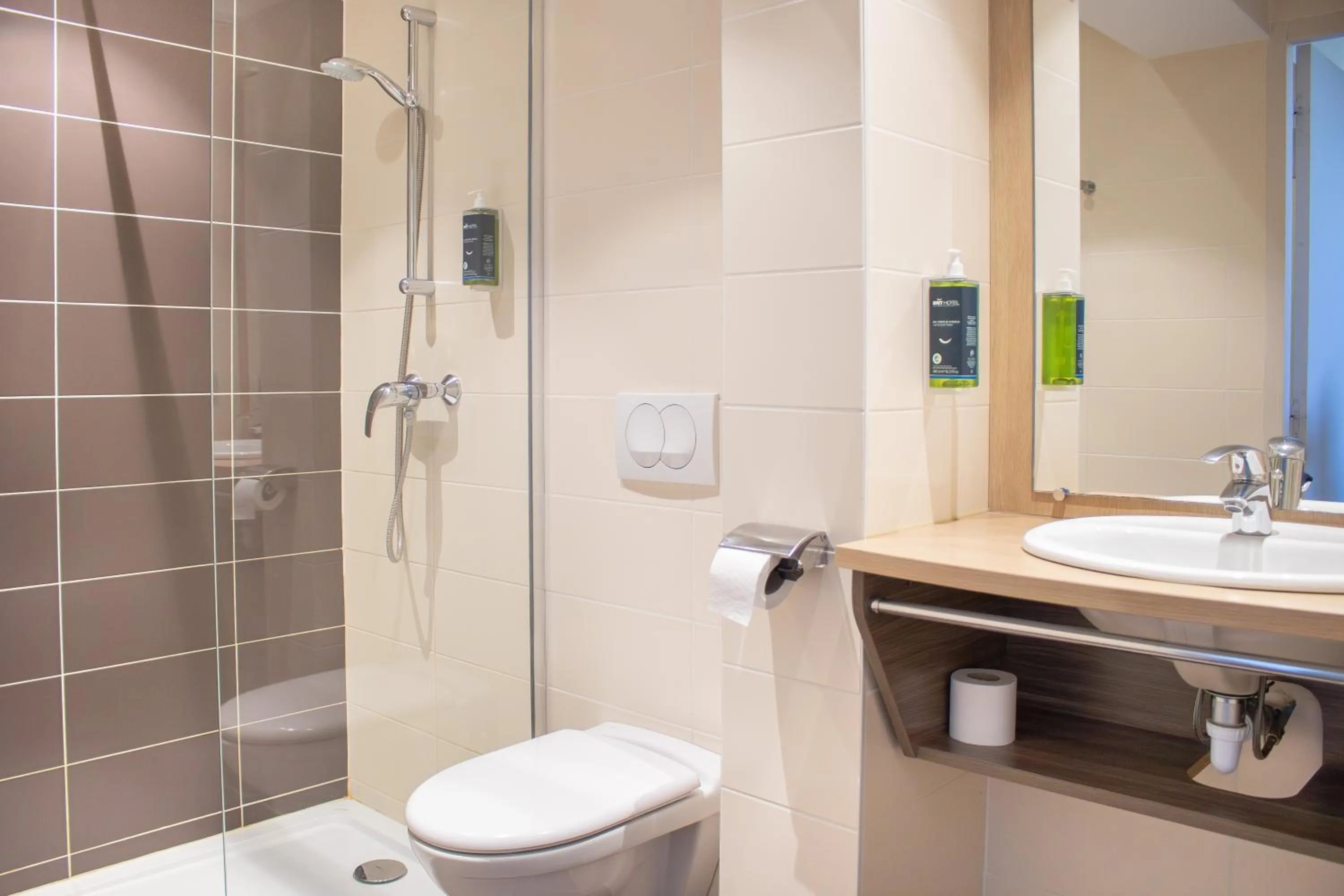Bathroom in Brit Hotel Mâcon Centre Gare